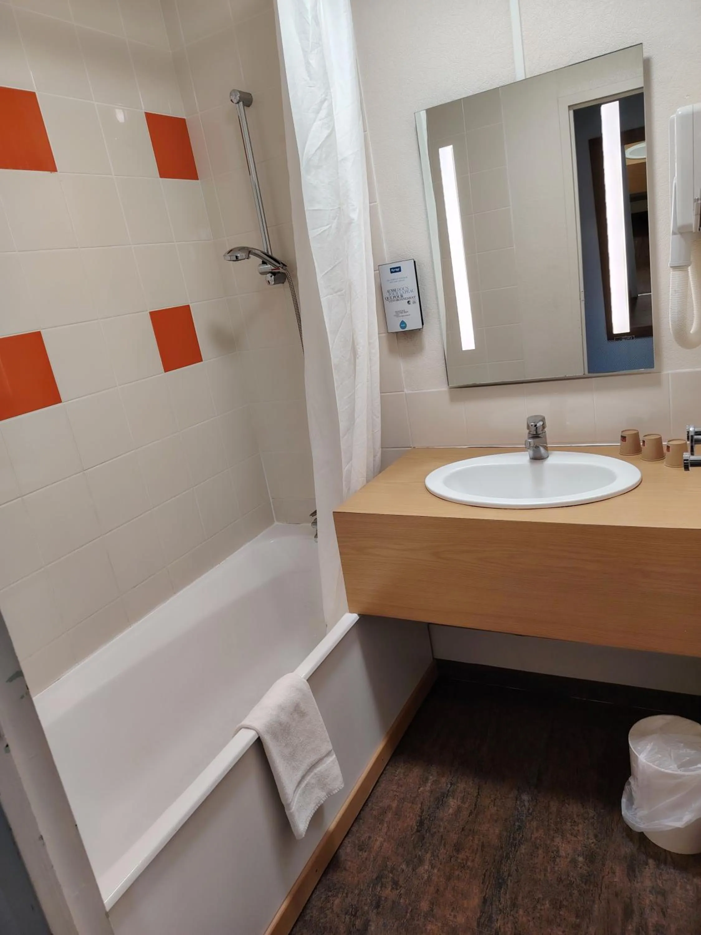 Toilet in Kyriad Laon