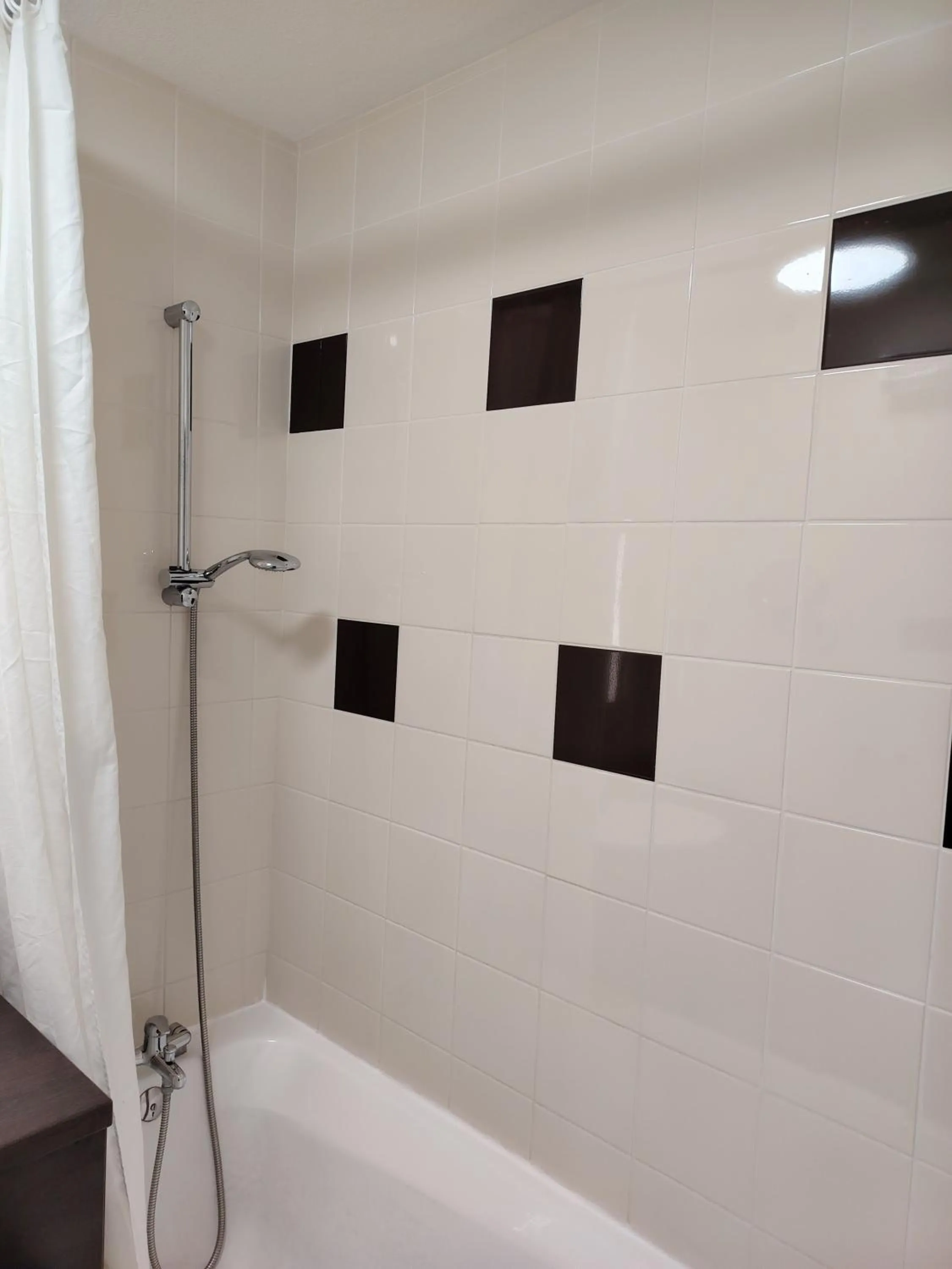 Bathroom in Kyriad Laon