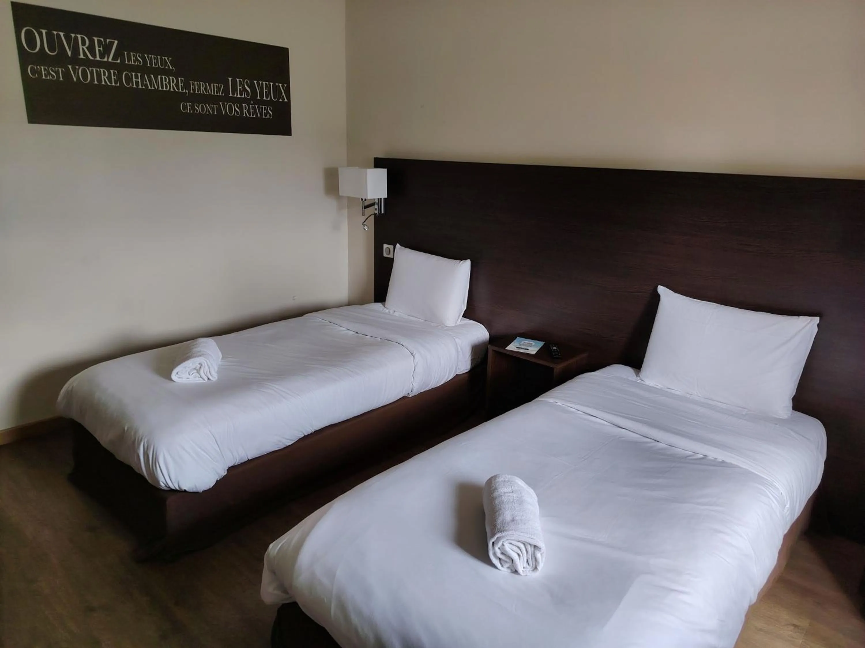 Photo of the whole room, Bed in Kyriad Laon