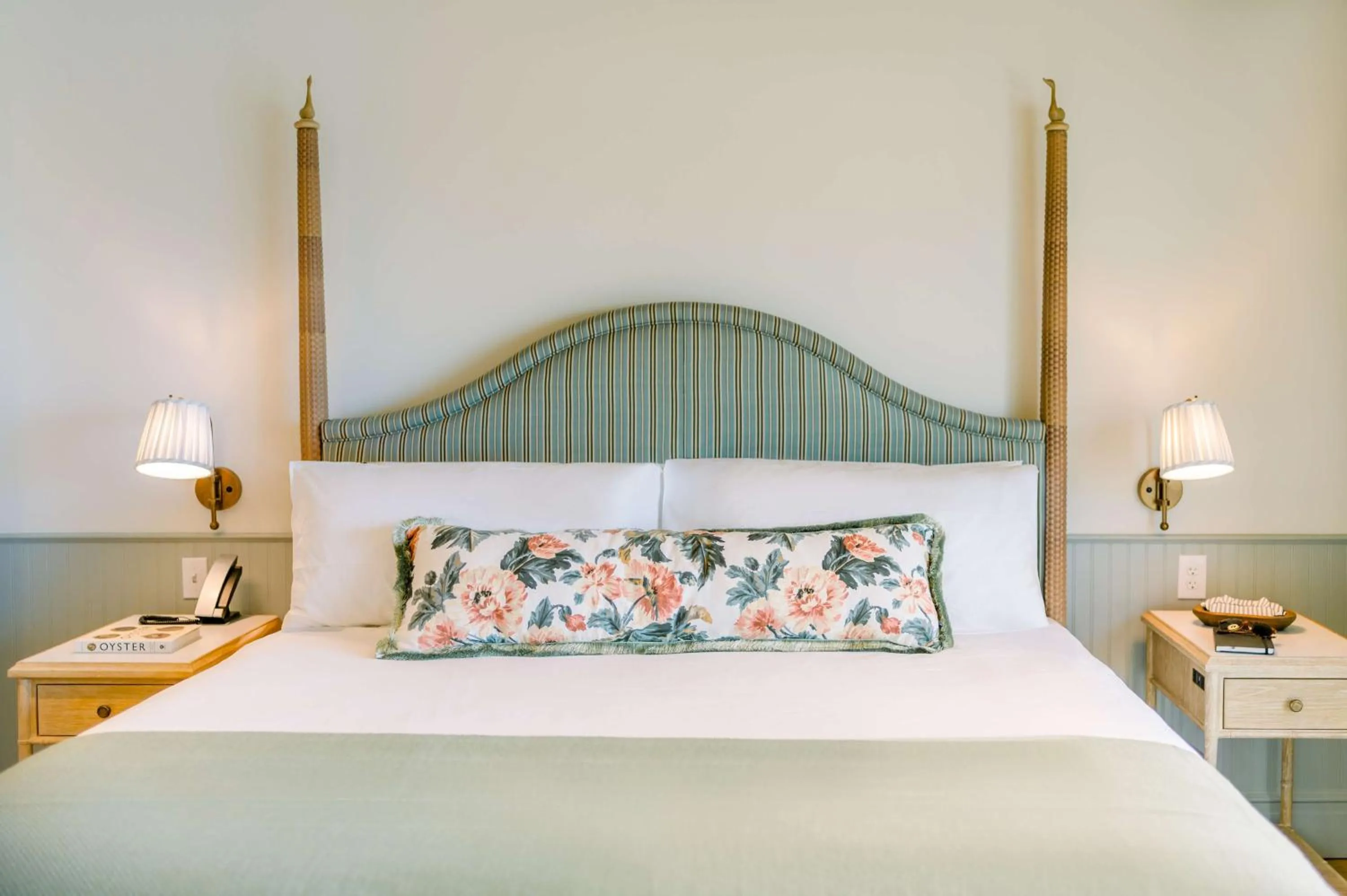 Photo of the whole room, Bed in The Sanderling