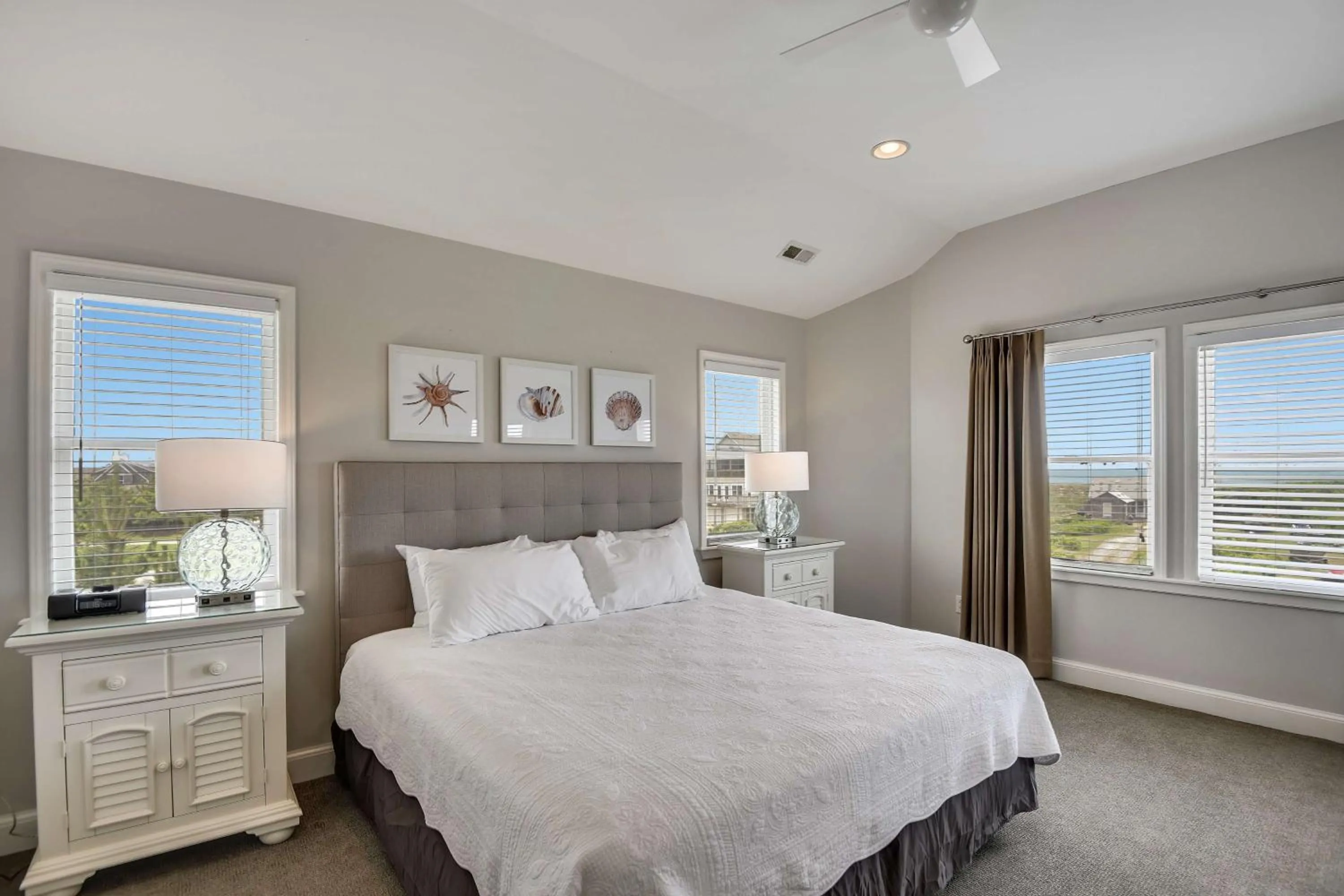 Photo of the whole room, Bed in The Sanderling