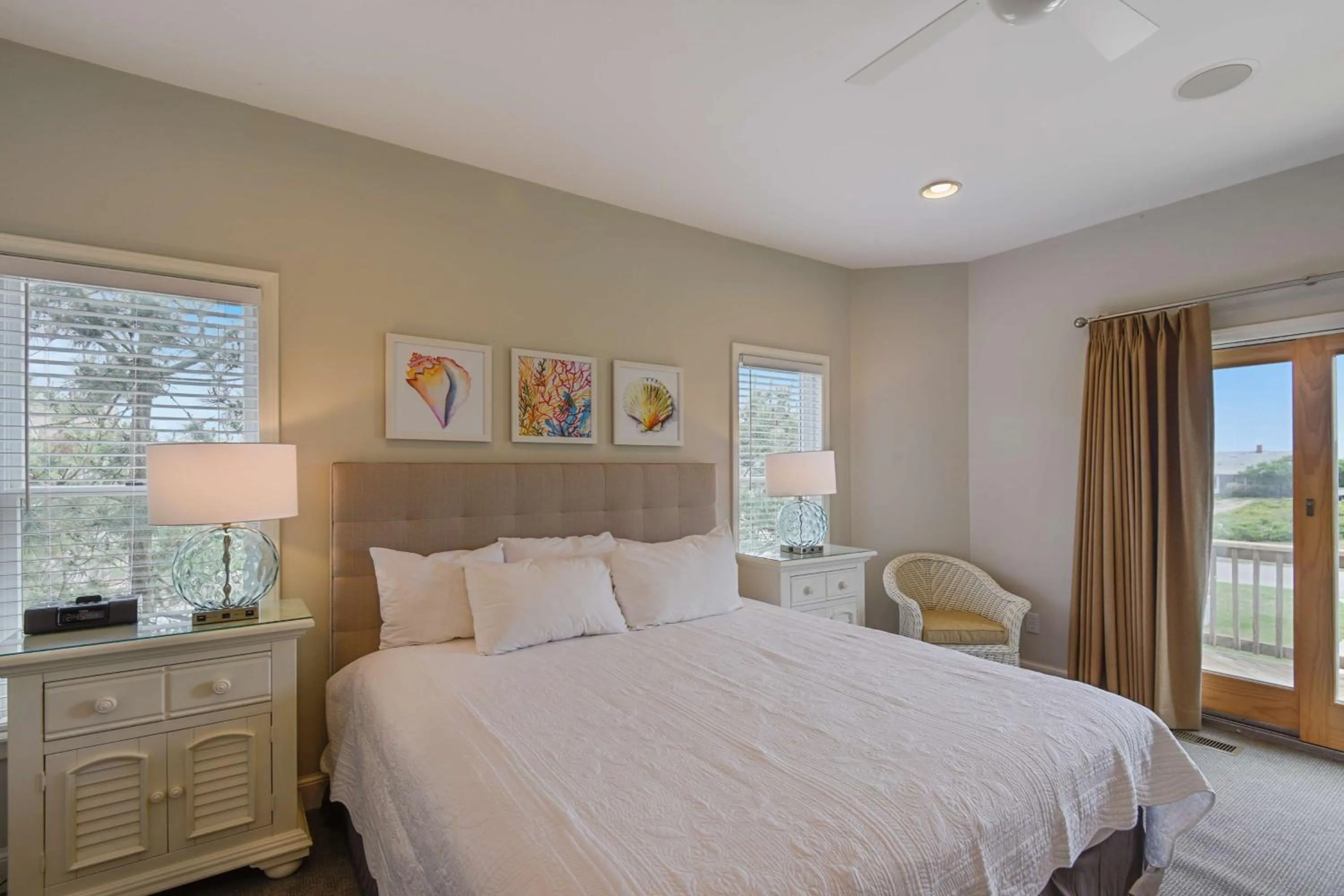 Photo of the whole room, Bed in The Sanderling