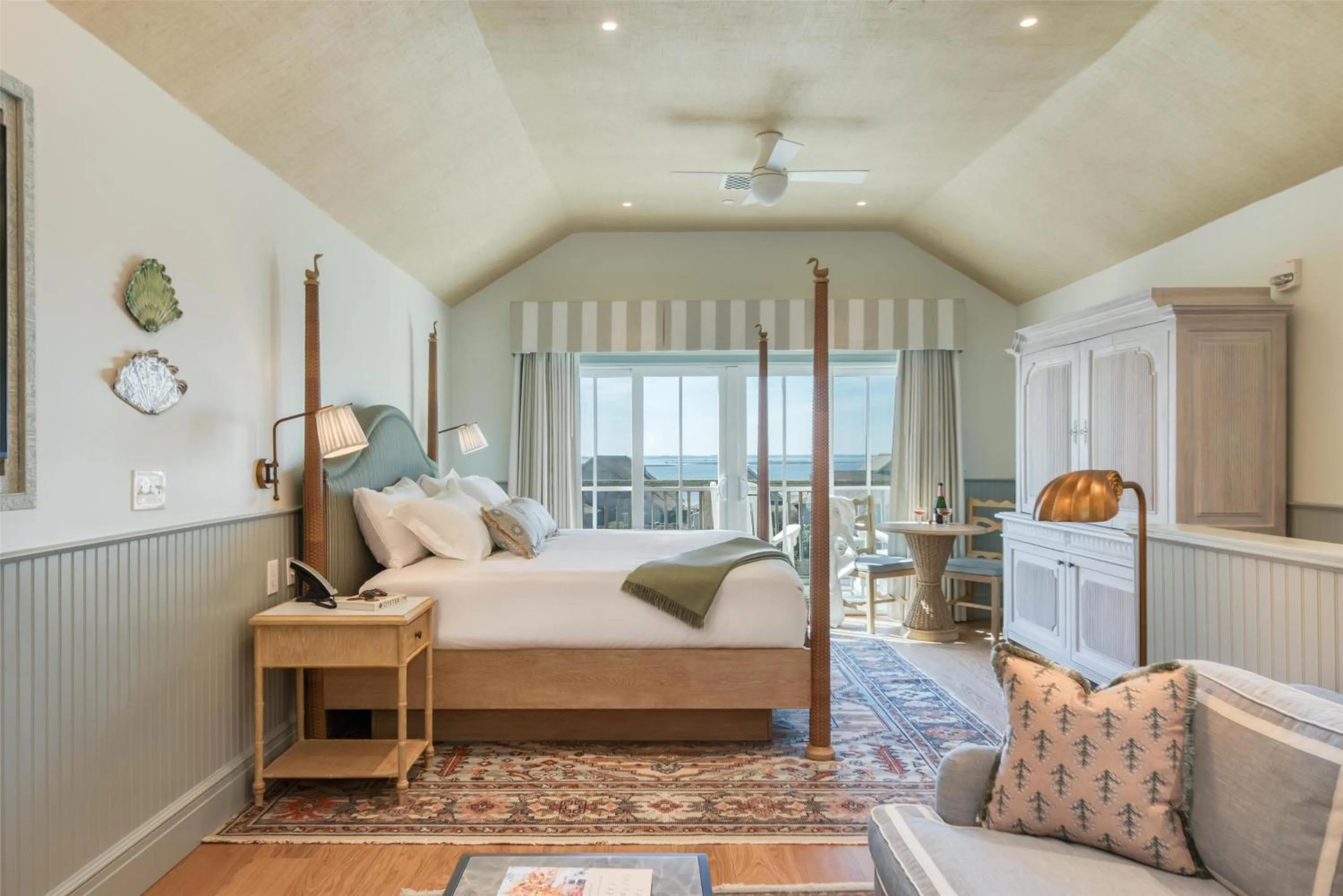 Photo of the whole room, Bed in The Sanderling