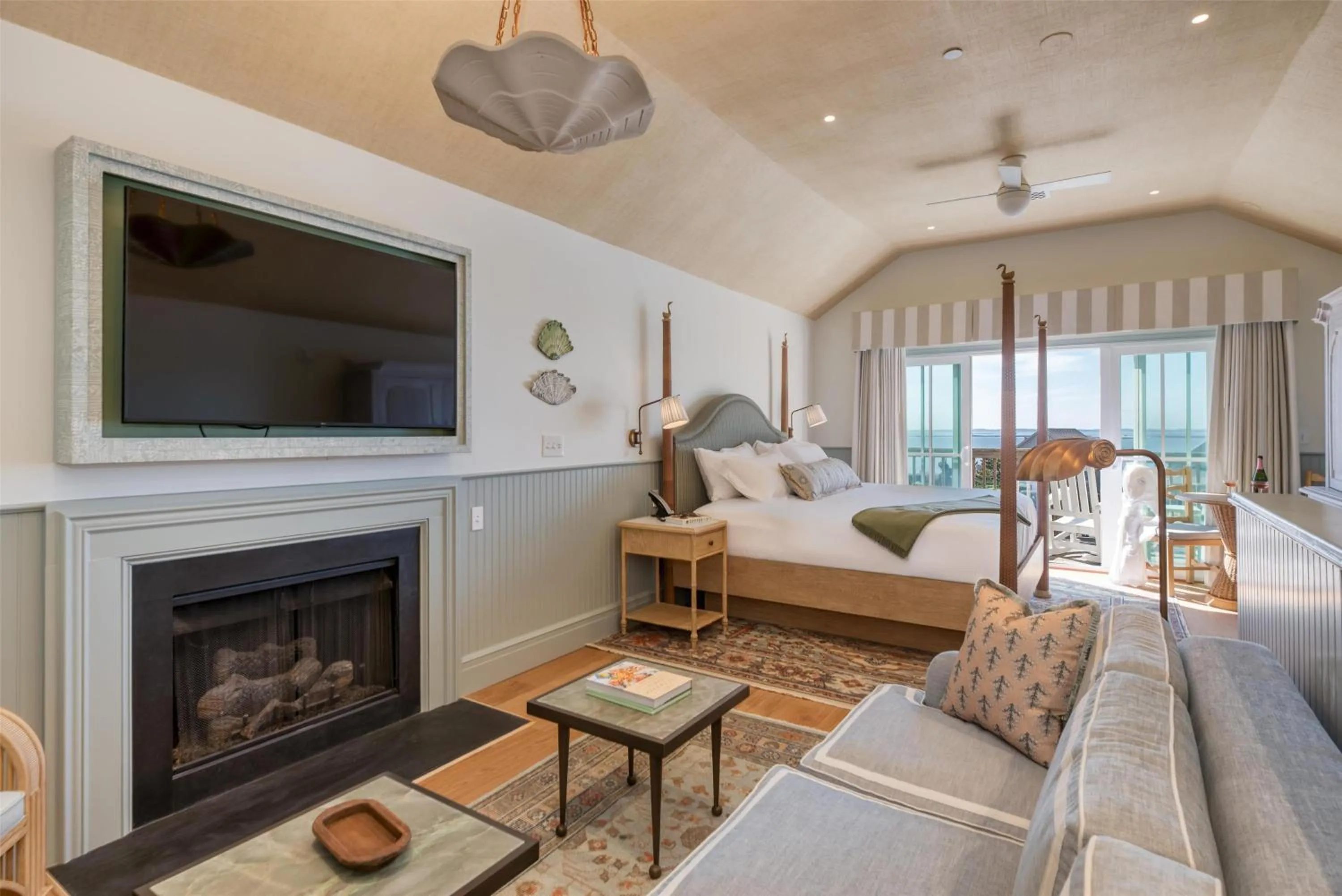 Photo of the whole room, Bed in The Sanderling