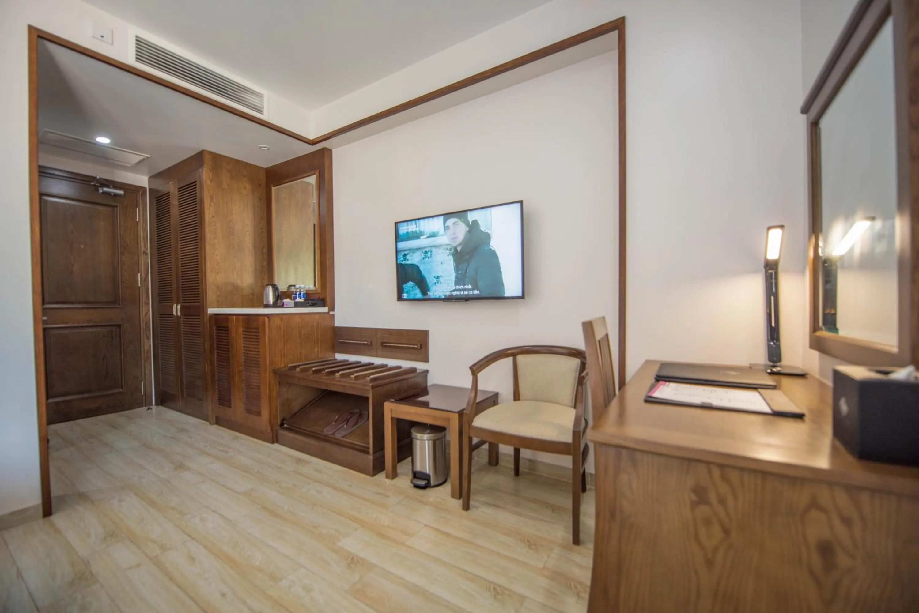 TV and multimedia in Cat Ba Paradise Hotel - Sky Bar & Massage