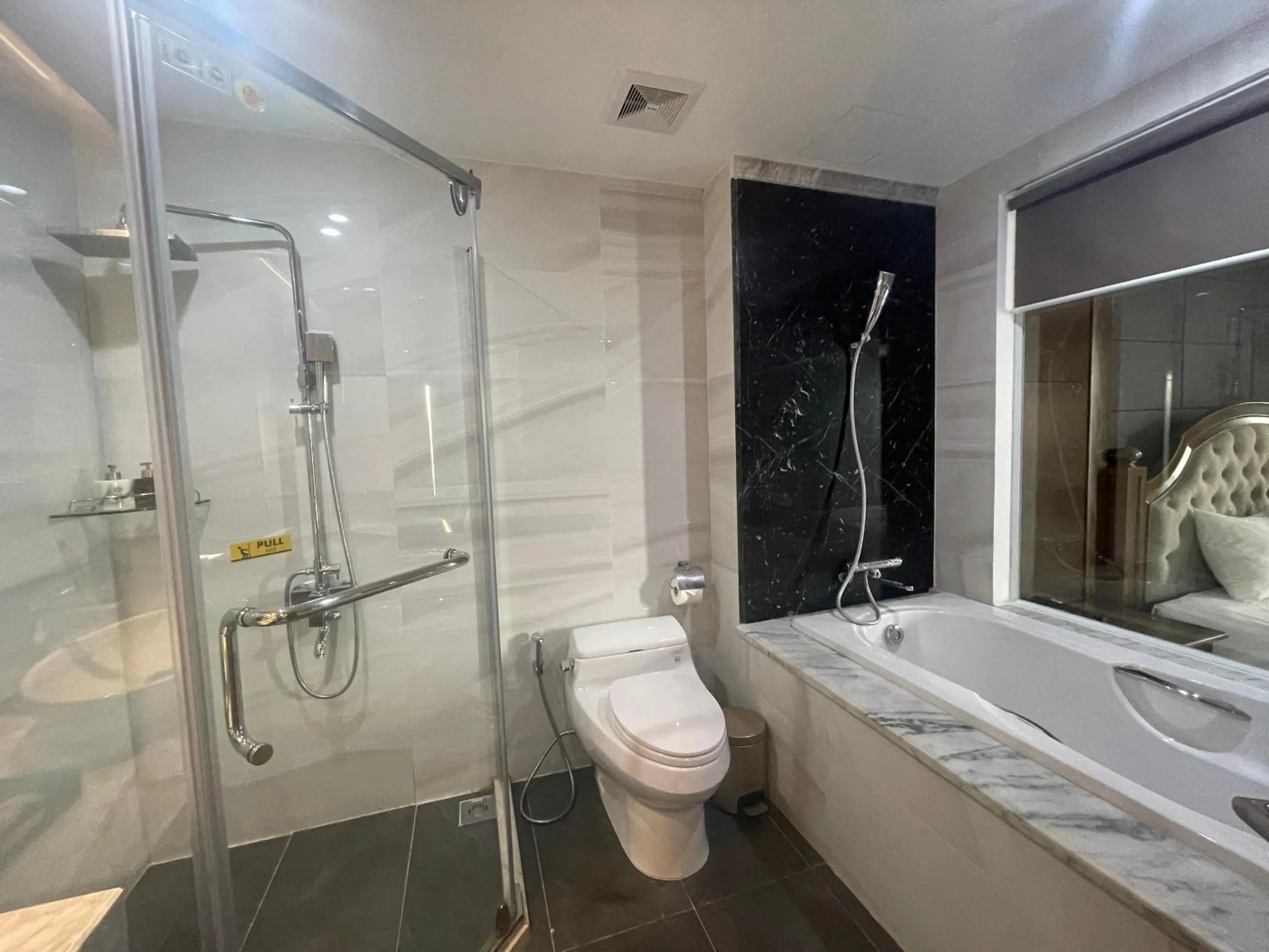 Shower in Cat Ba Paradise Hotel - Sky Bar & Massage