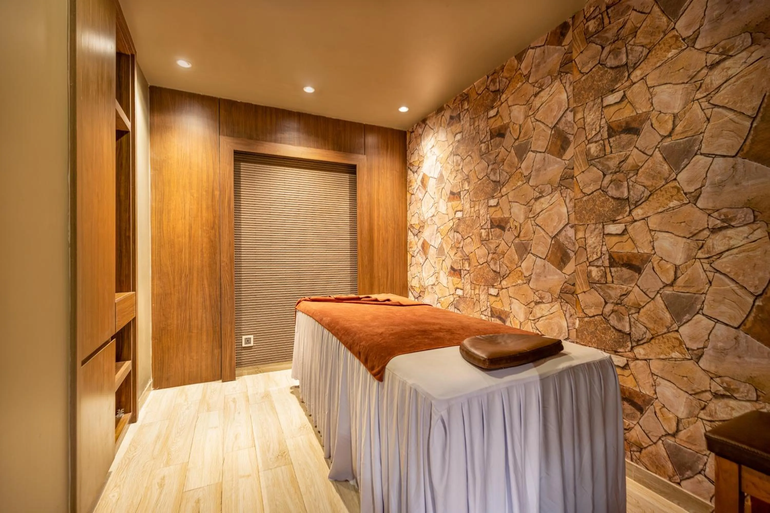 Bed in Cat Ba Paradise Hotel - Sky Bar & Massage