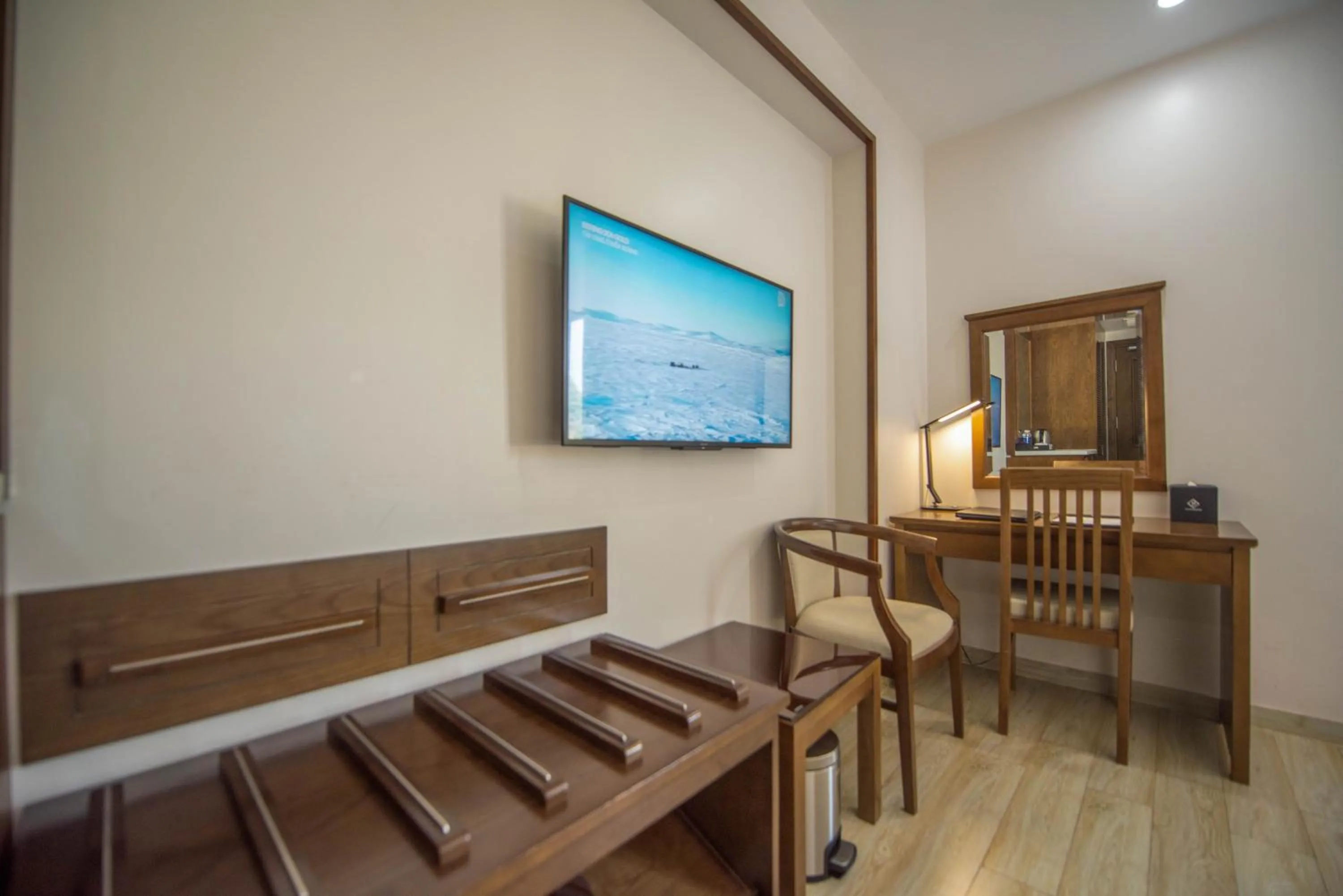 TV and multimedia in Cat Ba Paradise Hotel - Sky Bar & Massage