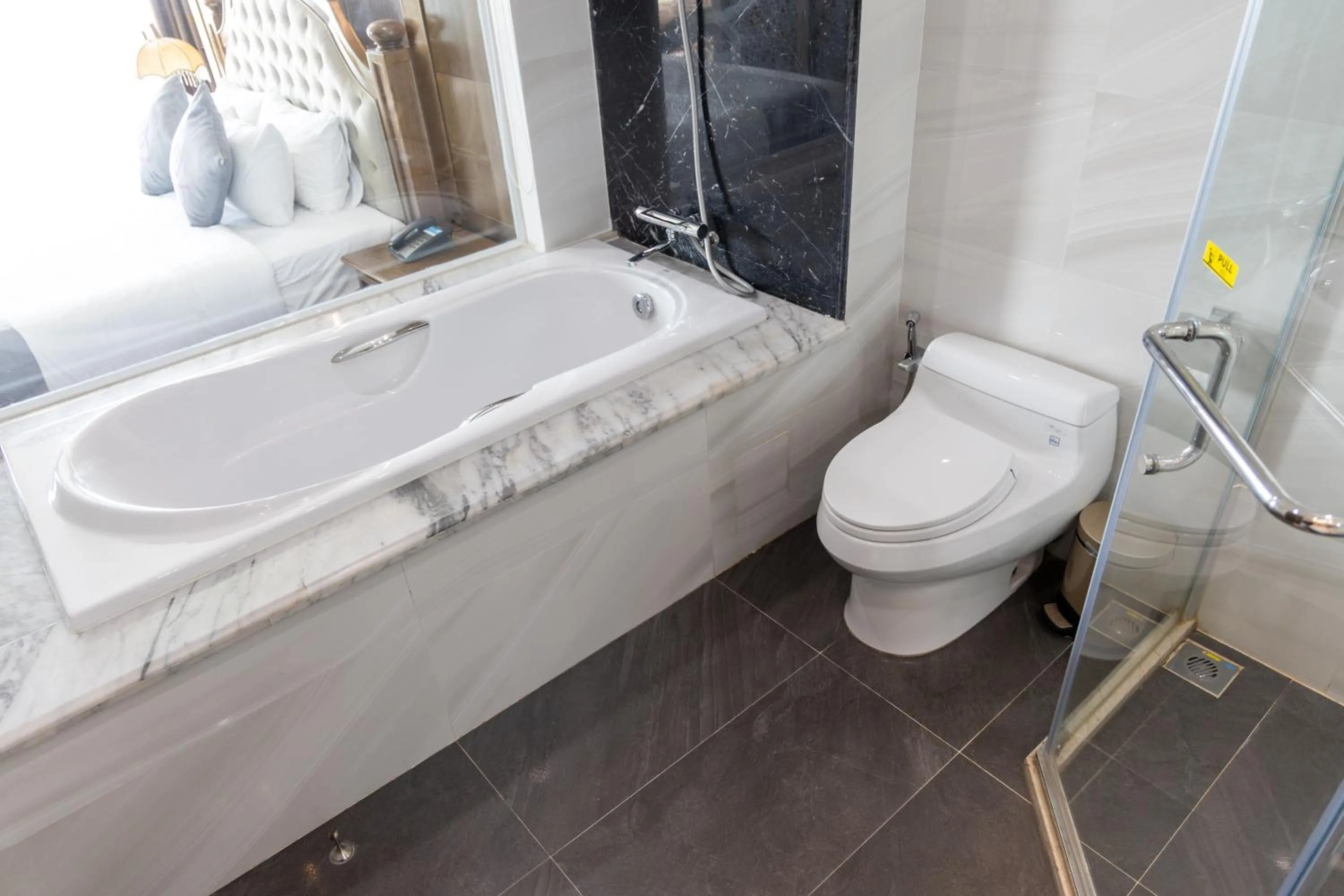 Shower in Cat Ba Paradise Hotel - Sky Bar & Massage