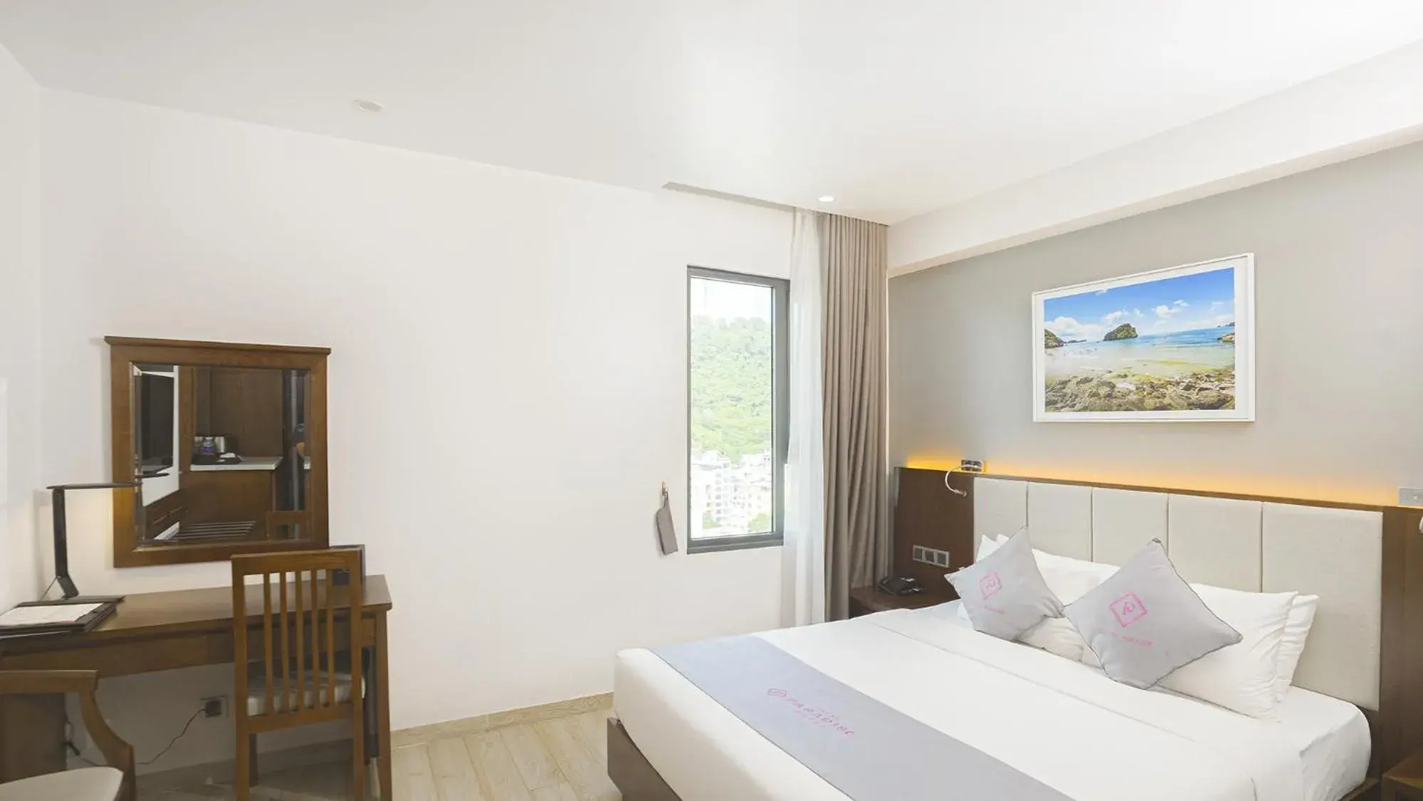 Superior Double Room in Cat Ba Paradise Hotel - Sky Bar & Massage Superior Double Room in Cat Ba Paradise Hotel - Sky Bar & Massage