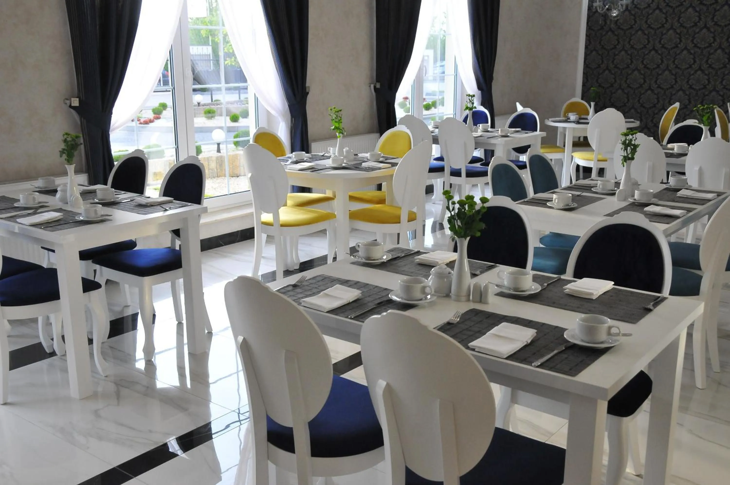 Restaurant/places to eat in Hotel Lord