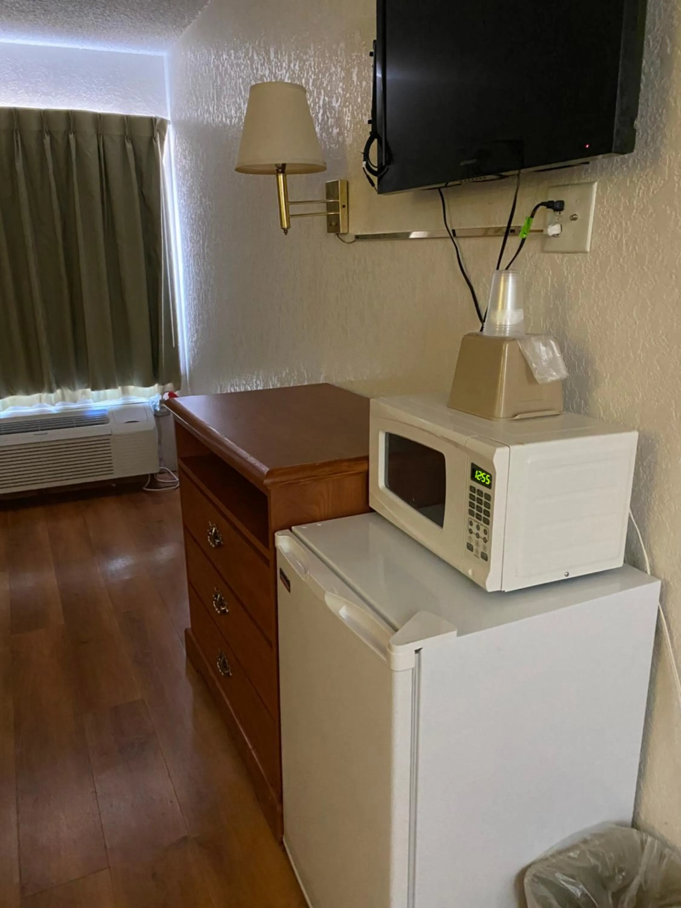 minibar, Kitchen/Kitchenette in Scottsbluff Inn