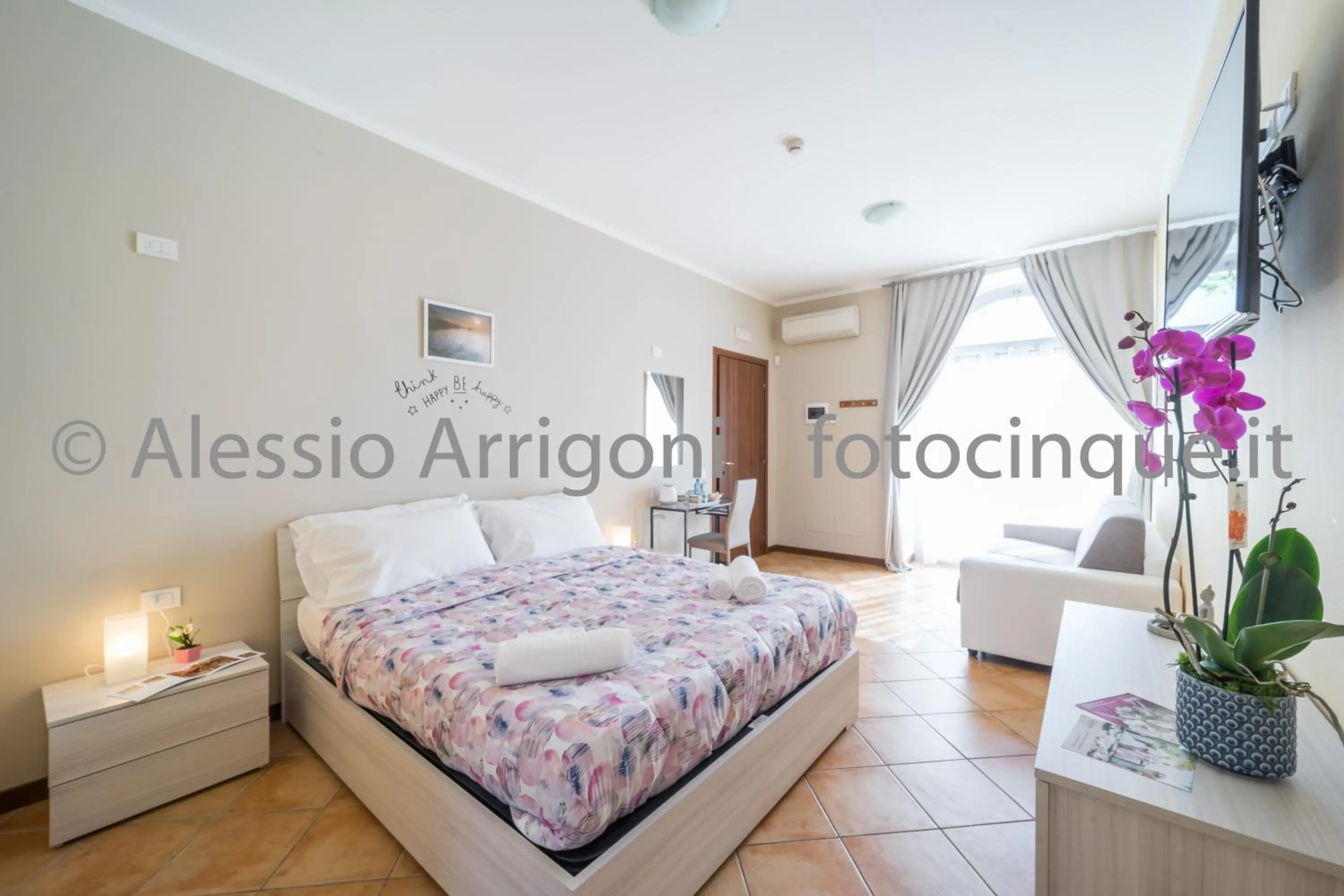 Photo of the whole room, Bed in BlueLake Inn