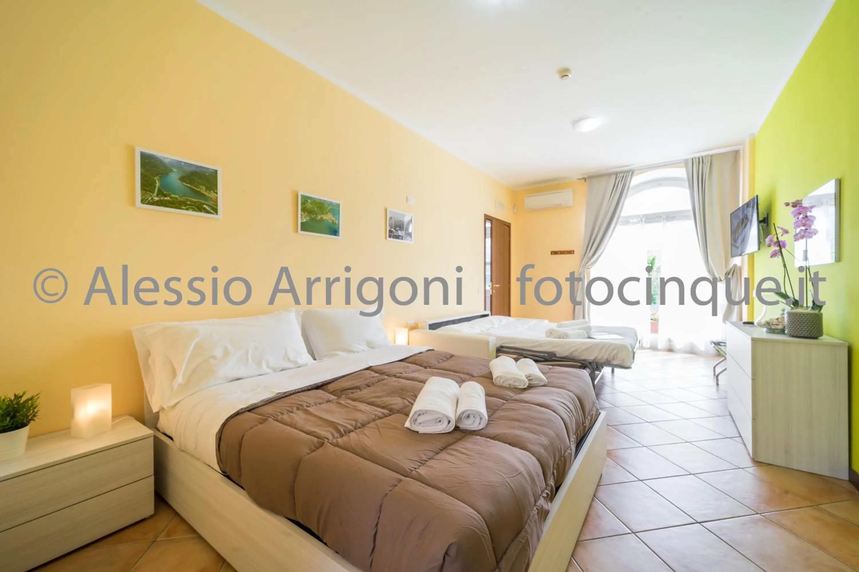 Photo of the whole room, Bed in BlueLake Inn