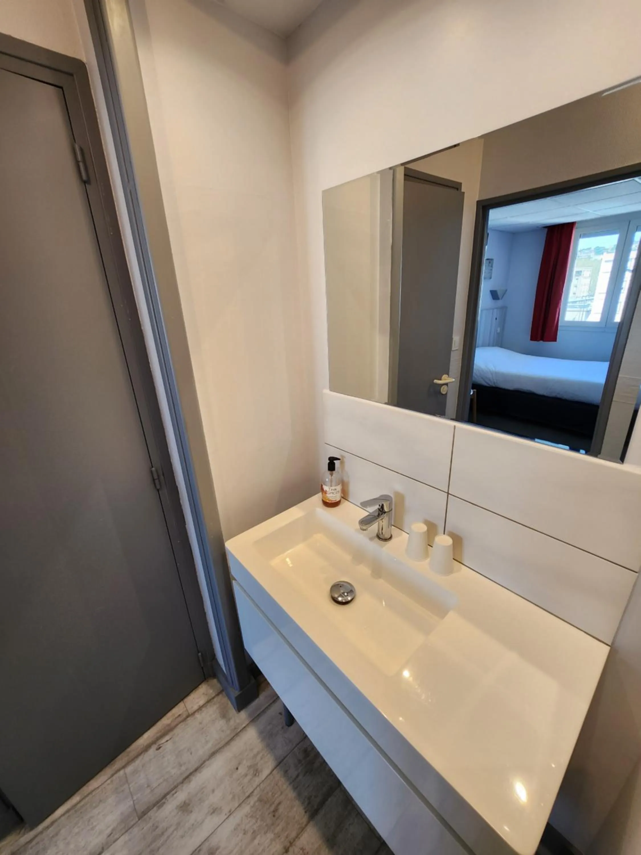 Bathroom in Hôtel Le Petit Vatel - Centre ville & Plage