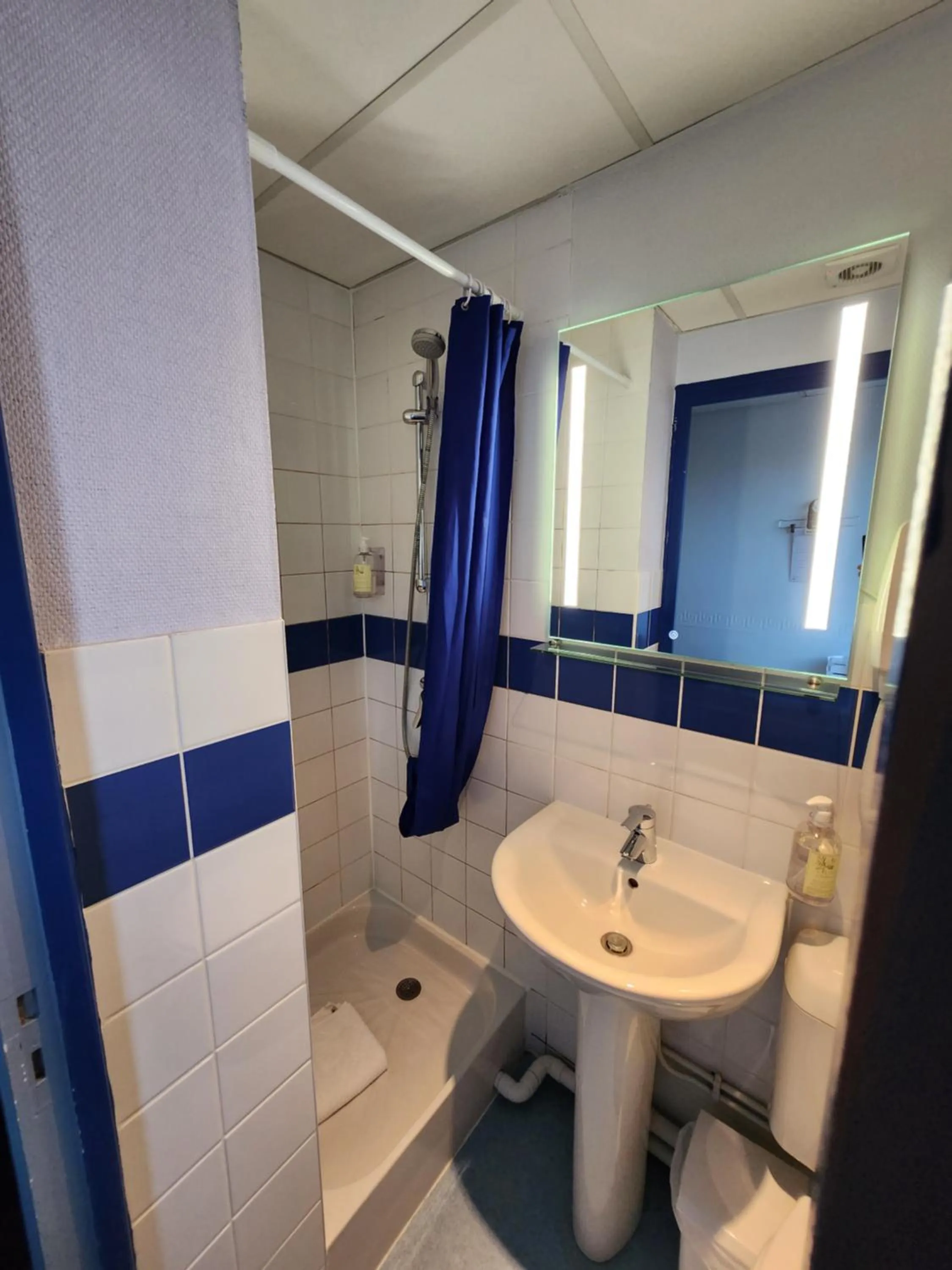 Shower in Hôtel Le Petit Vatel - Centre ville & Plage