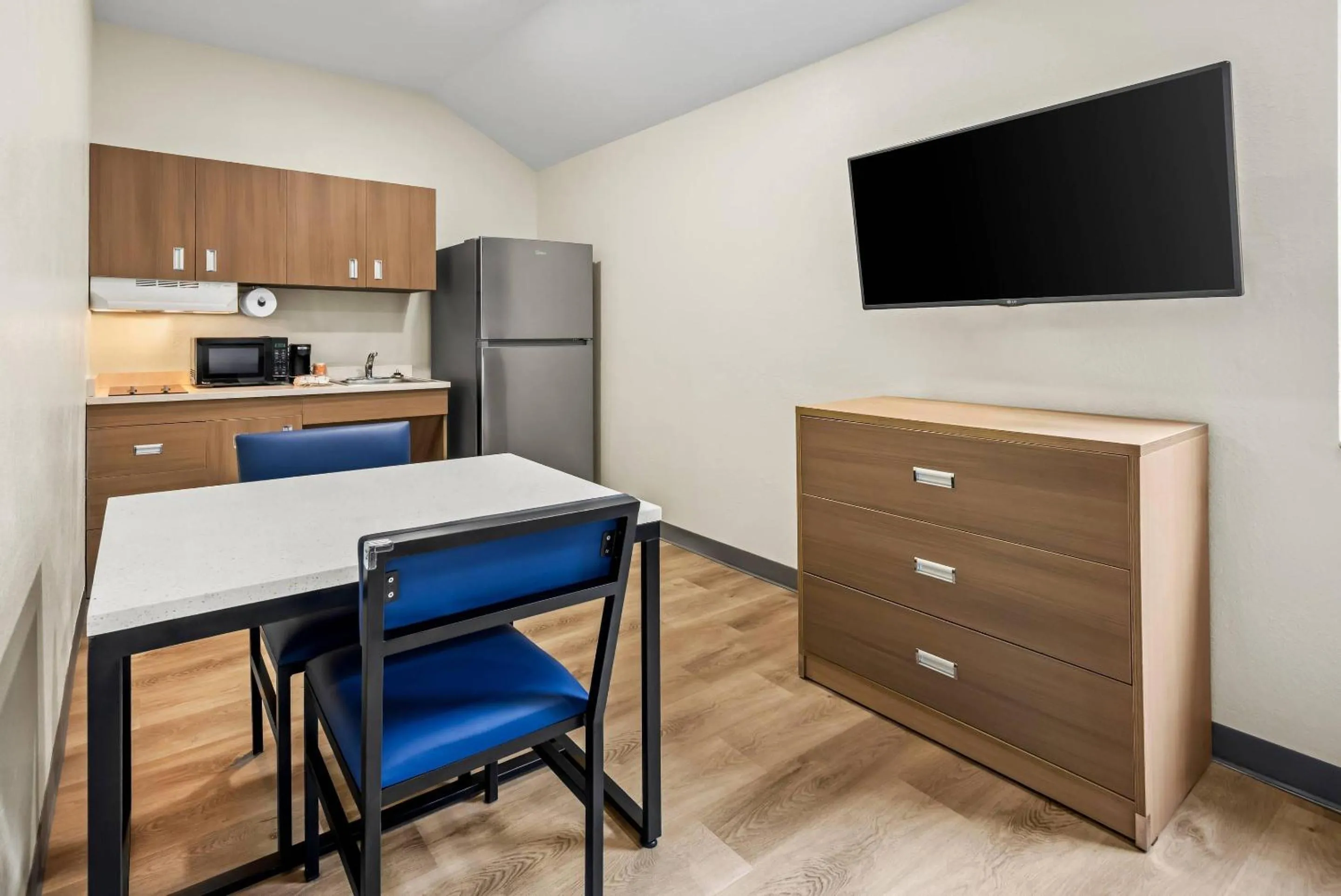 Bedroom in MainStay Suites Raleigh North