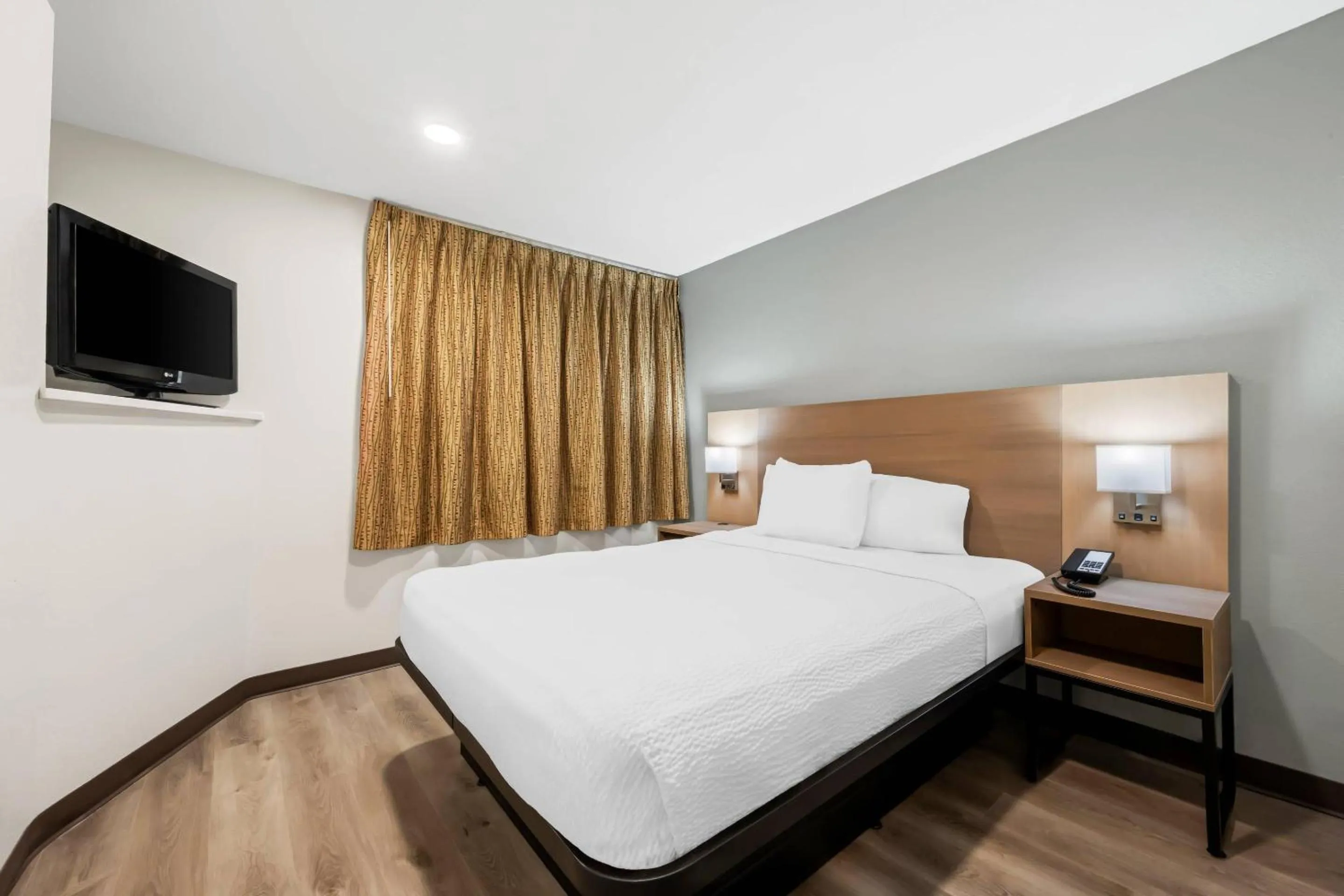 Bedroom, Bed in MainStay Suites Raleigh North