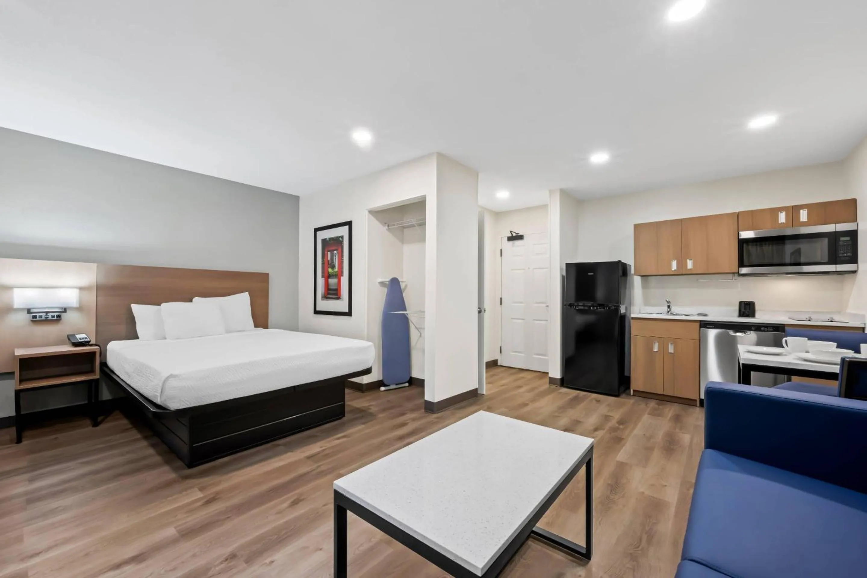 Bedroom, Bed in MainStay Suites Raleigh North