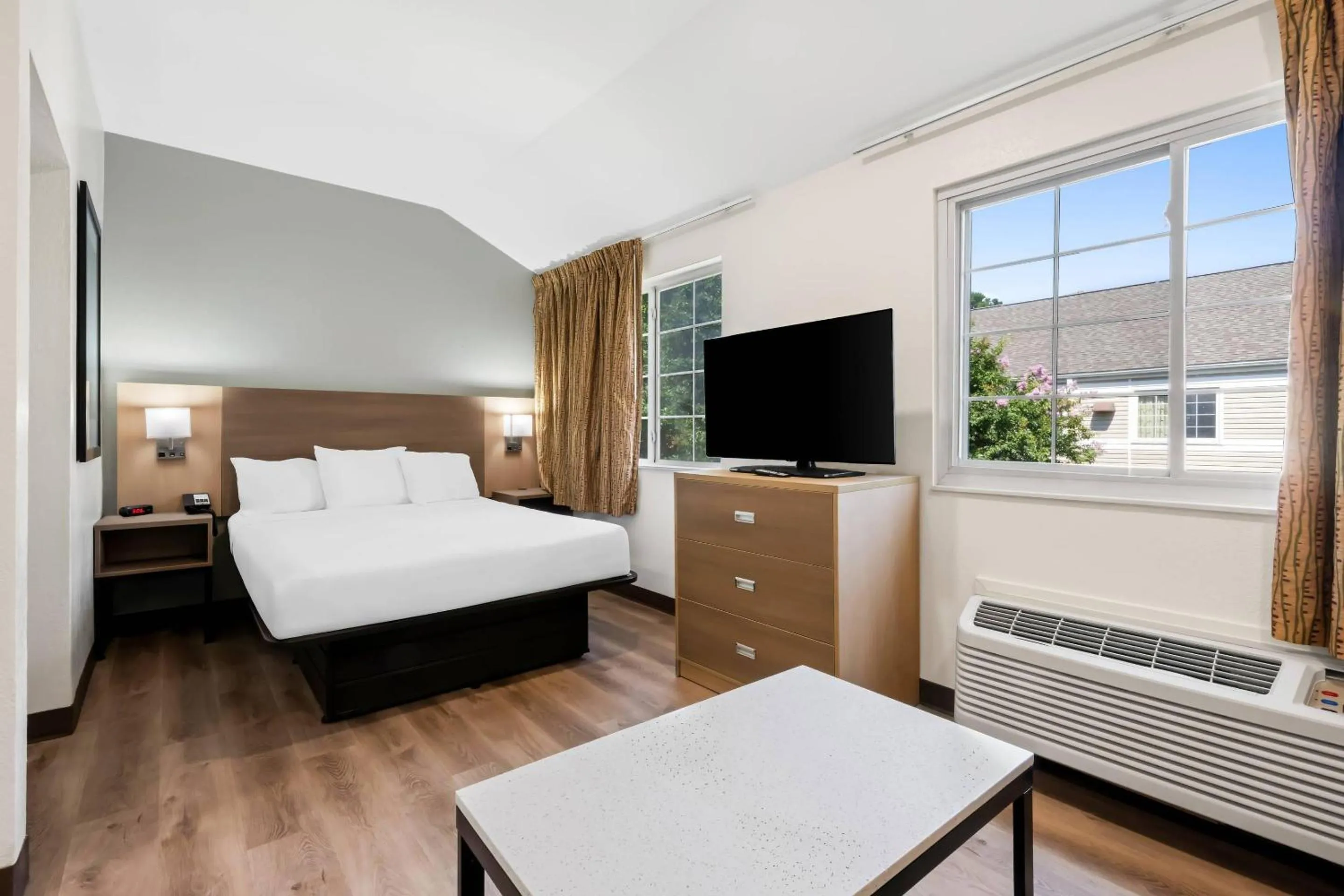 Bedroom, Bed in MainStay Suites Raleigh North