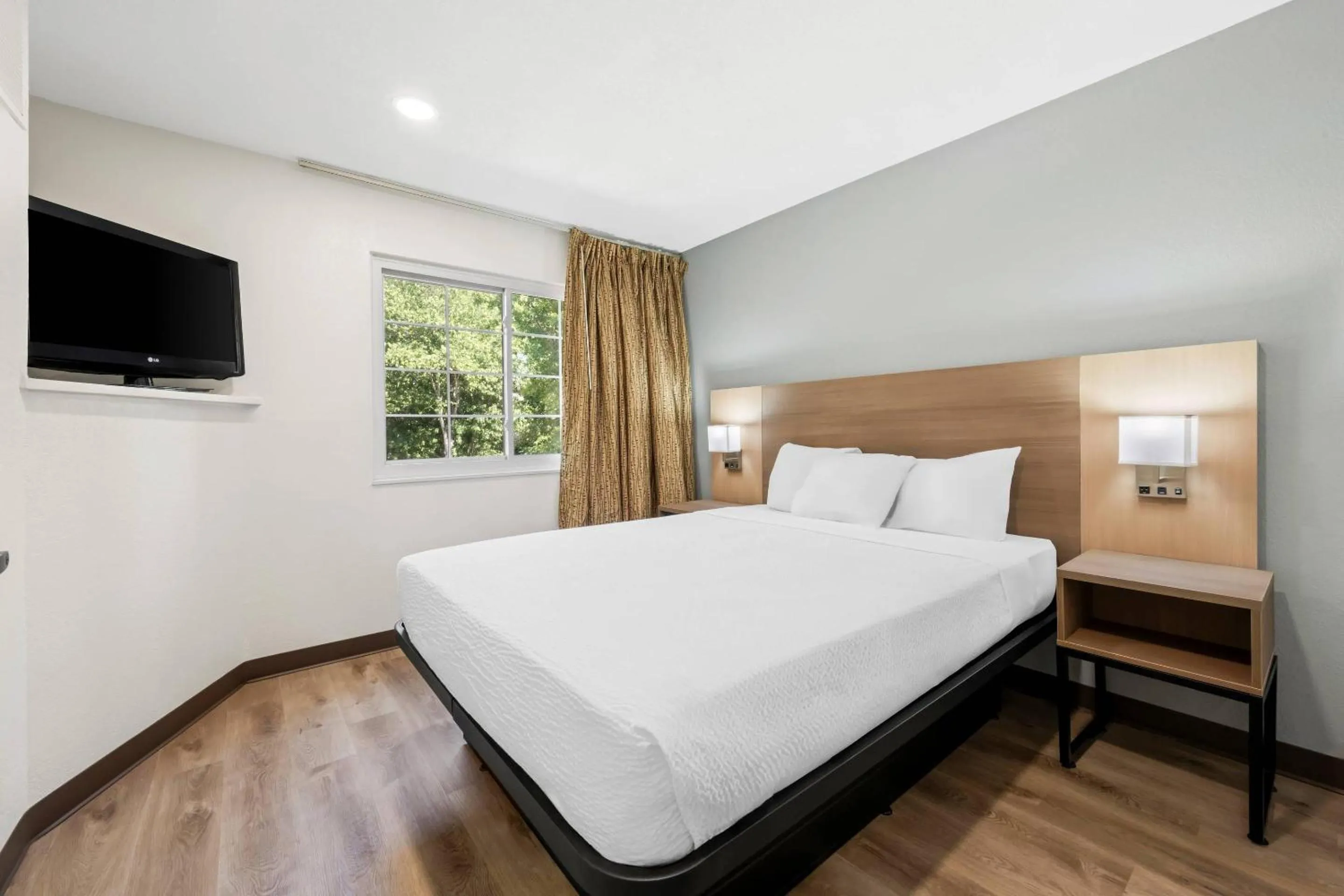 Bedroom, Bed in MainStay Suites Raleigh North