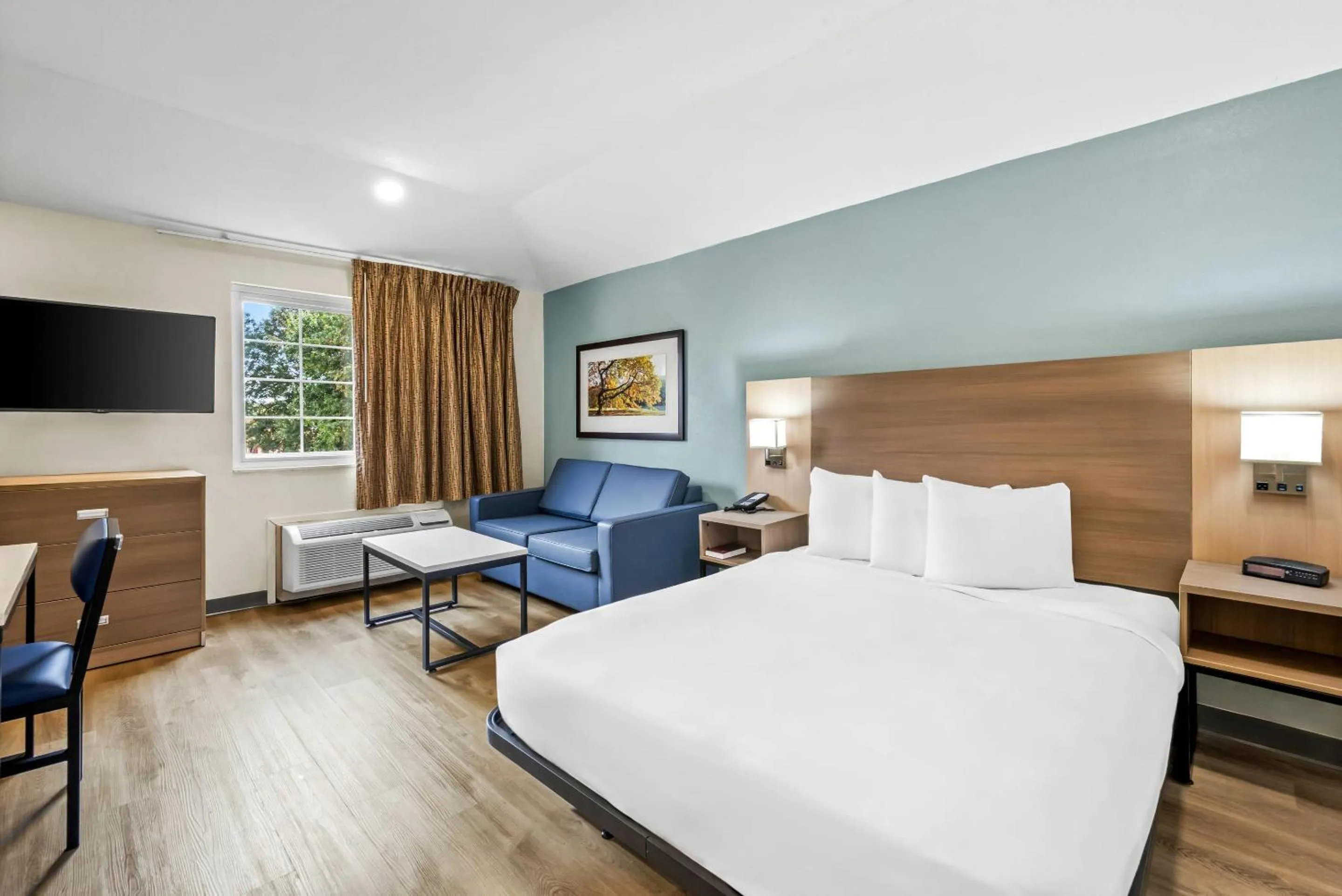 Bedroom, Bed in MainStay Suites Raleigh North