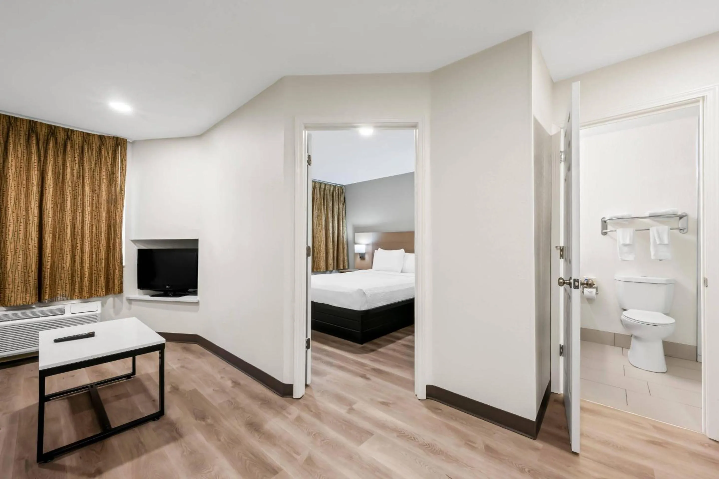 Bedroom, Bed in MainStay Suites Raleigh North