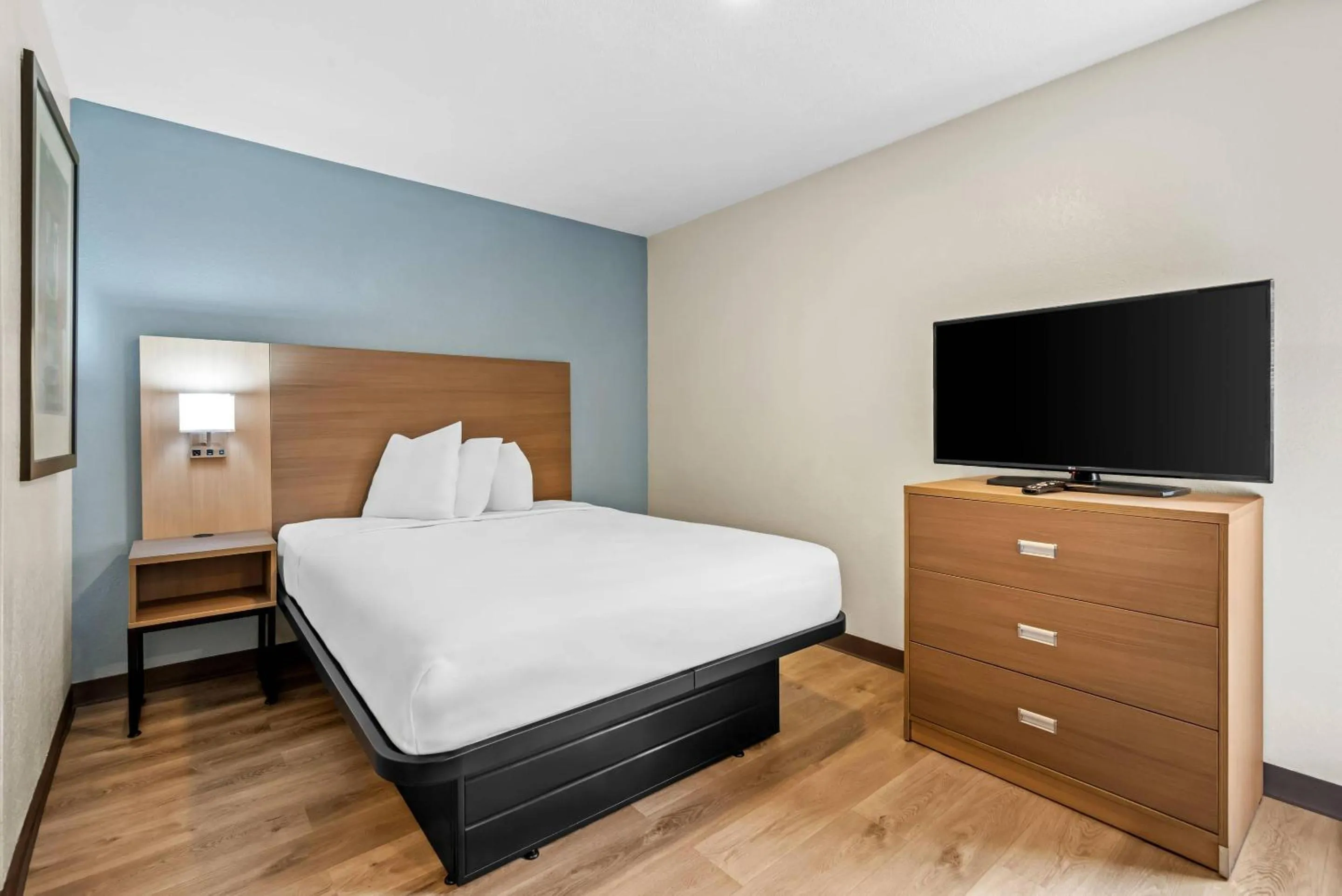 Bedroom, Bed in MainStay Suites Raleigh North