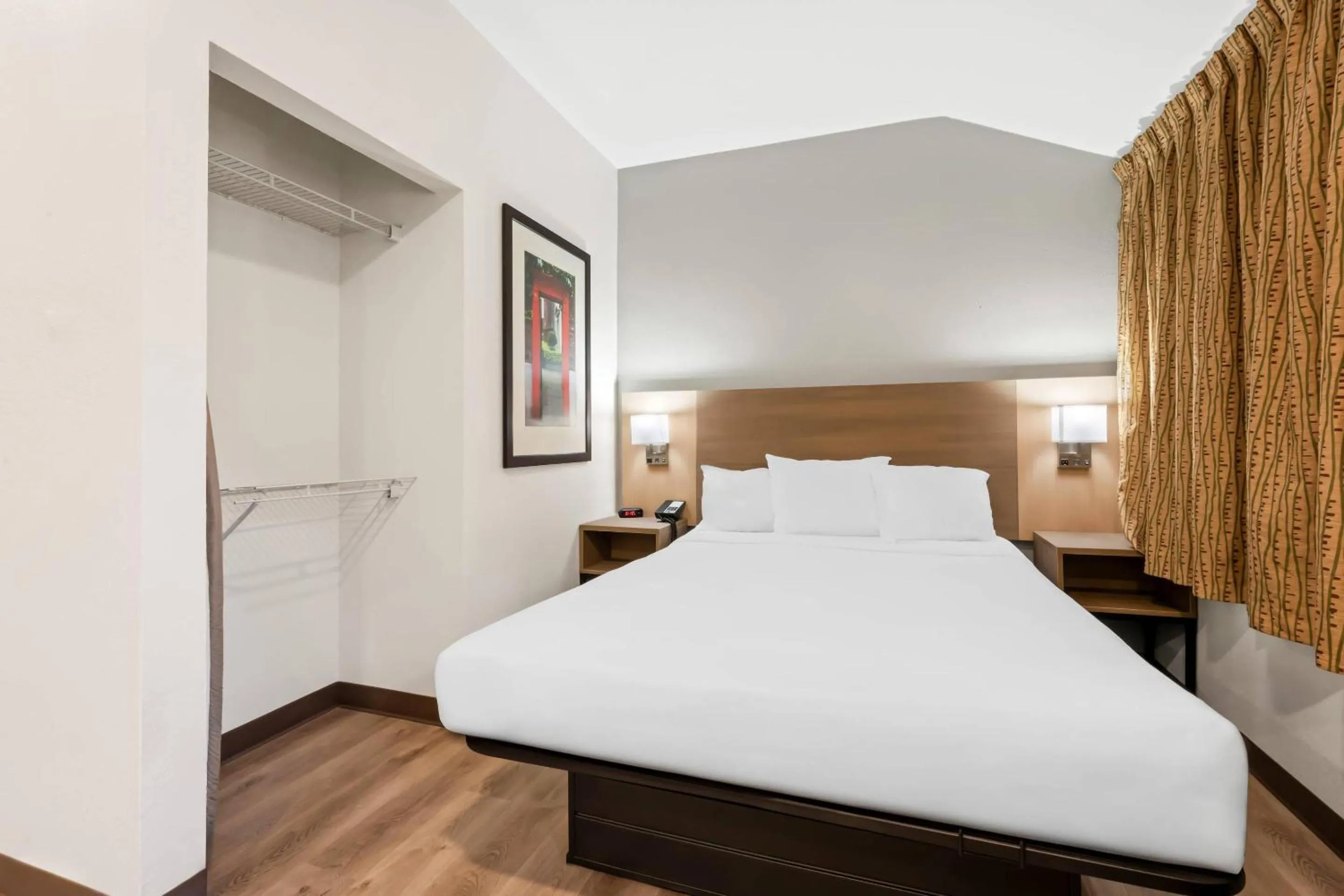 Bedroom, Bed in MainStay Suites Raleigh North