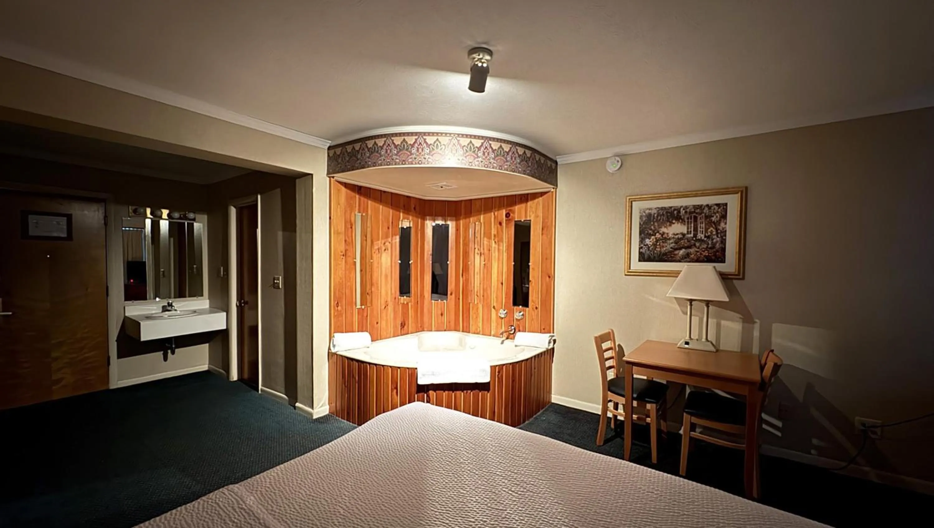 Photo of the whole room, Bed in Magnuson Grand Pioneer Inn and Suites