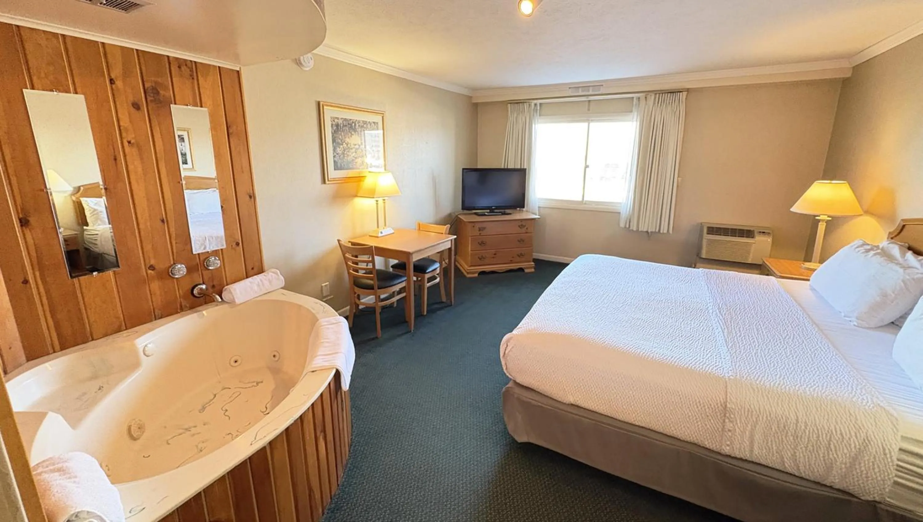 Bedroom, Bed in Magnuson Grand Pioneer Inn and Suites