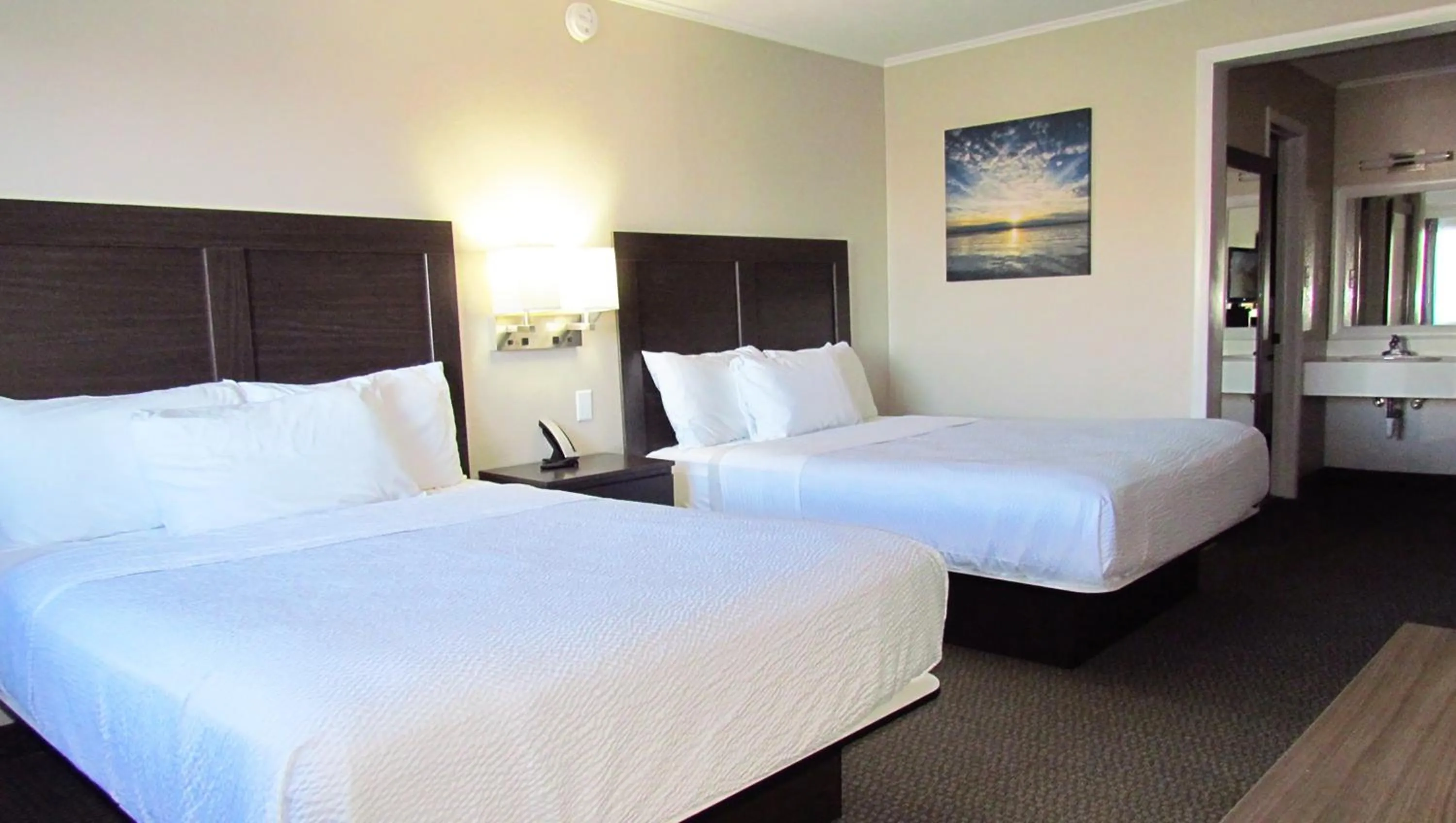 Bedroom, Bed in Magnuson Grand Pioneer Inn and Suites