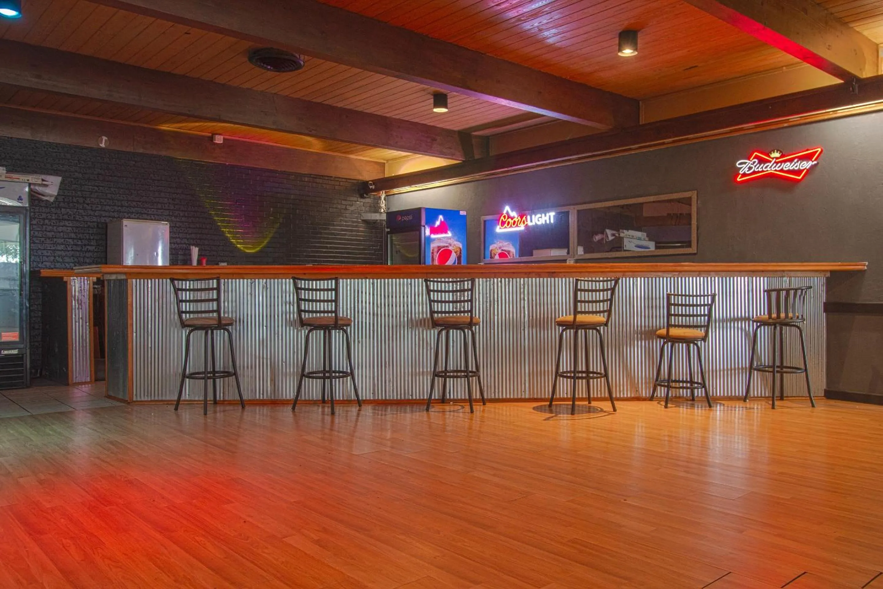 Restaurant/places to eat in American Best Inn By OYO I-35 Perry near Lake McMurtry