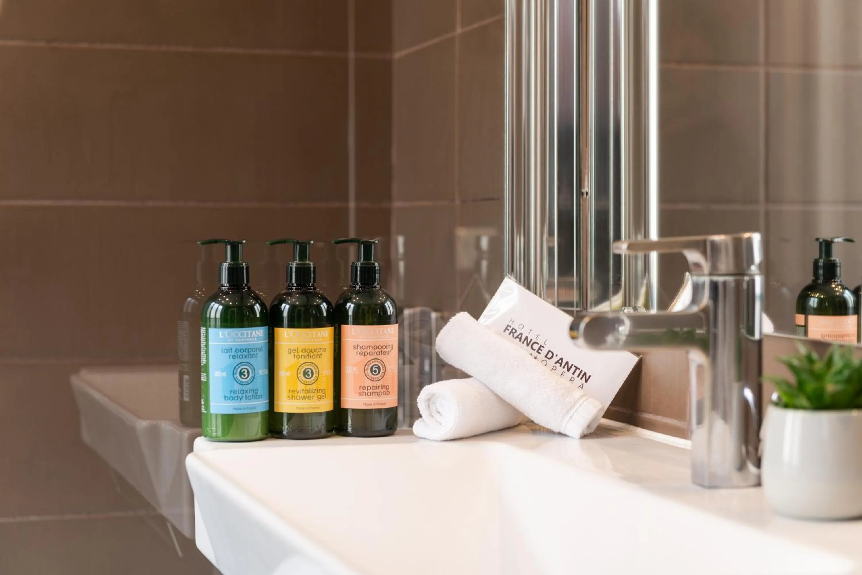 Bathroom in Hôtel France d'Antin Opéra