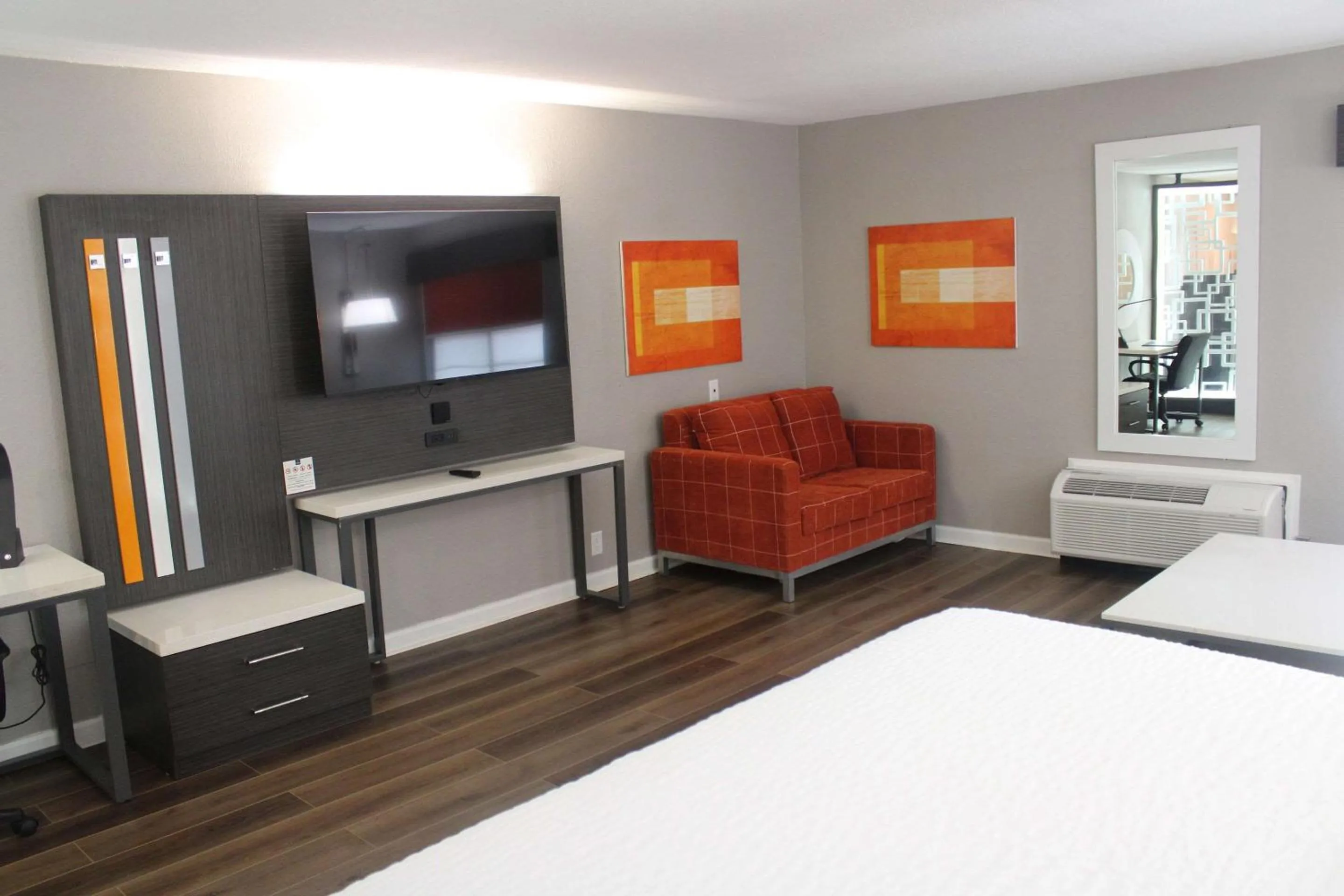 Bedroom, Bed in Clarion Pointe Marshall