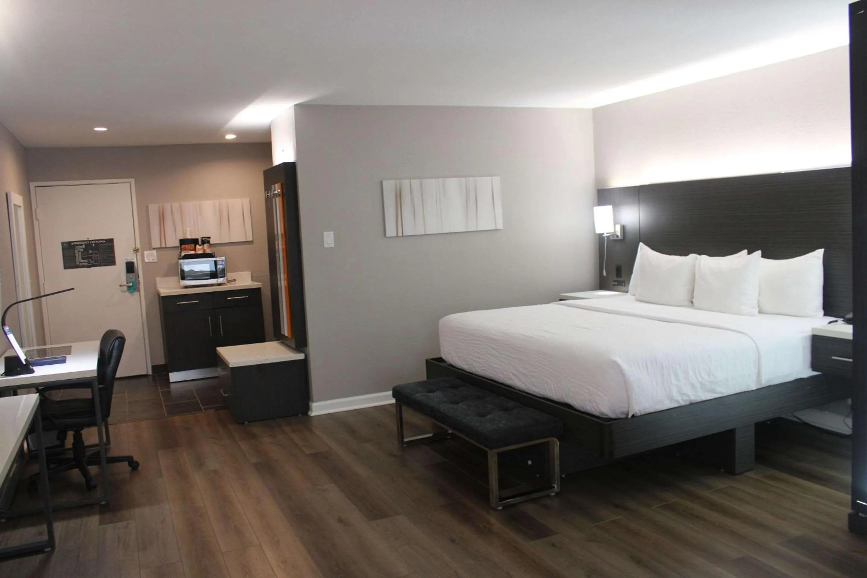 Bedroom, Bed in Clarion Pointe Marshall