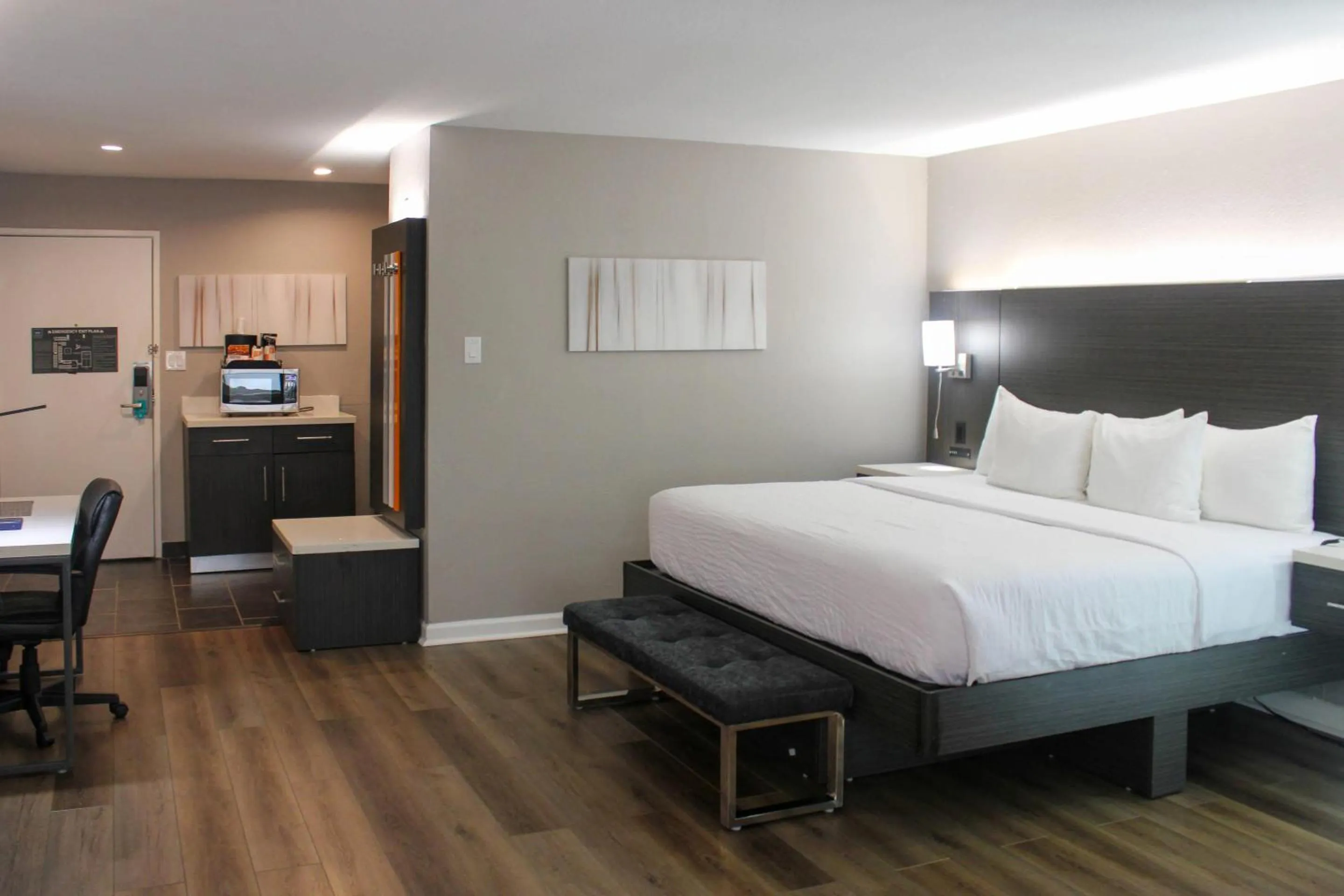 Bedroom, Bed in Clarion Pointe Marshall