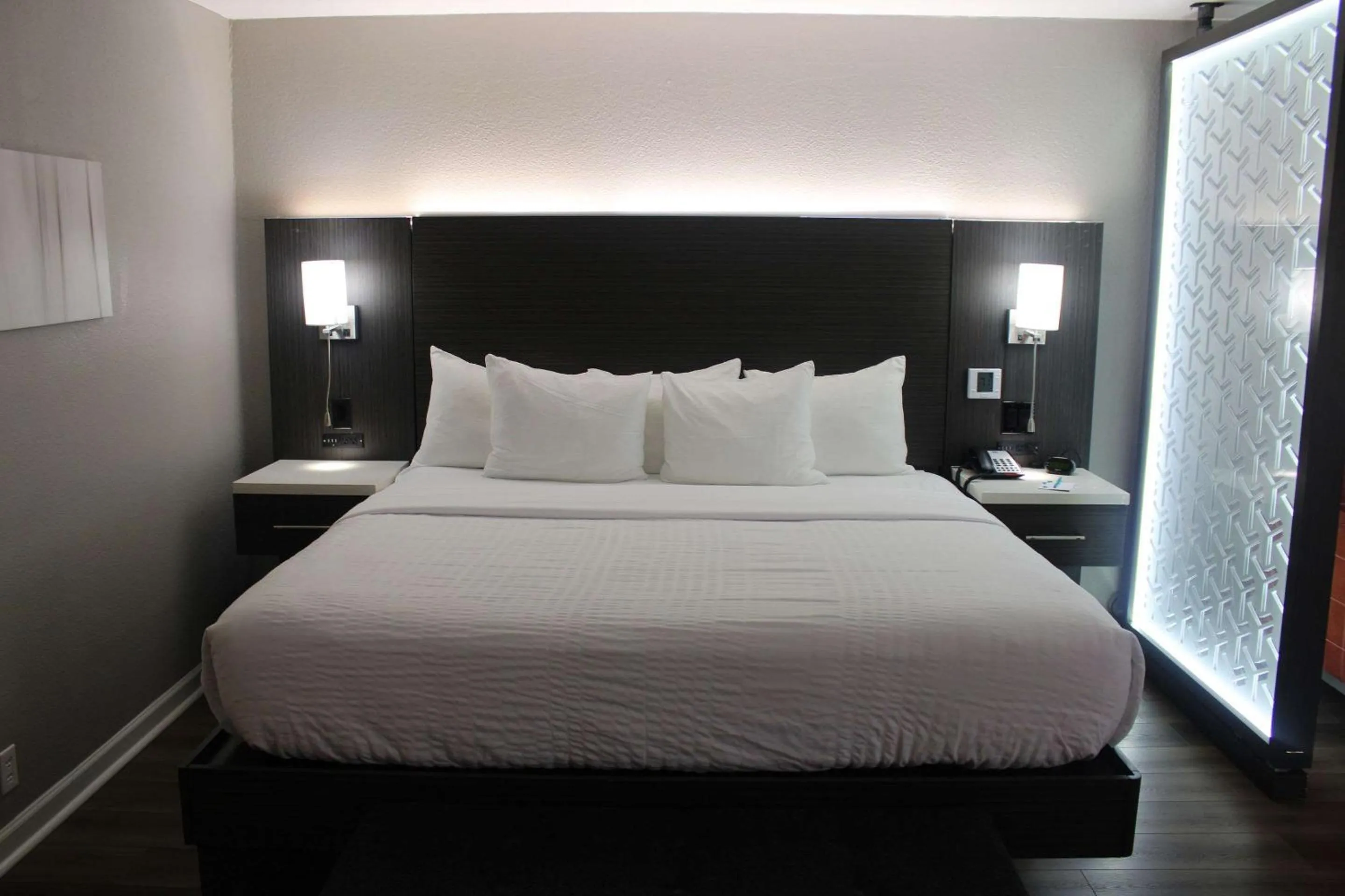 Bedroom, Bed in Clarion Pointe Marshall