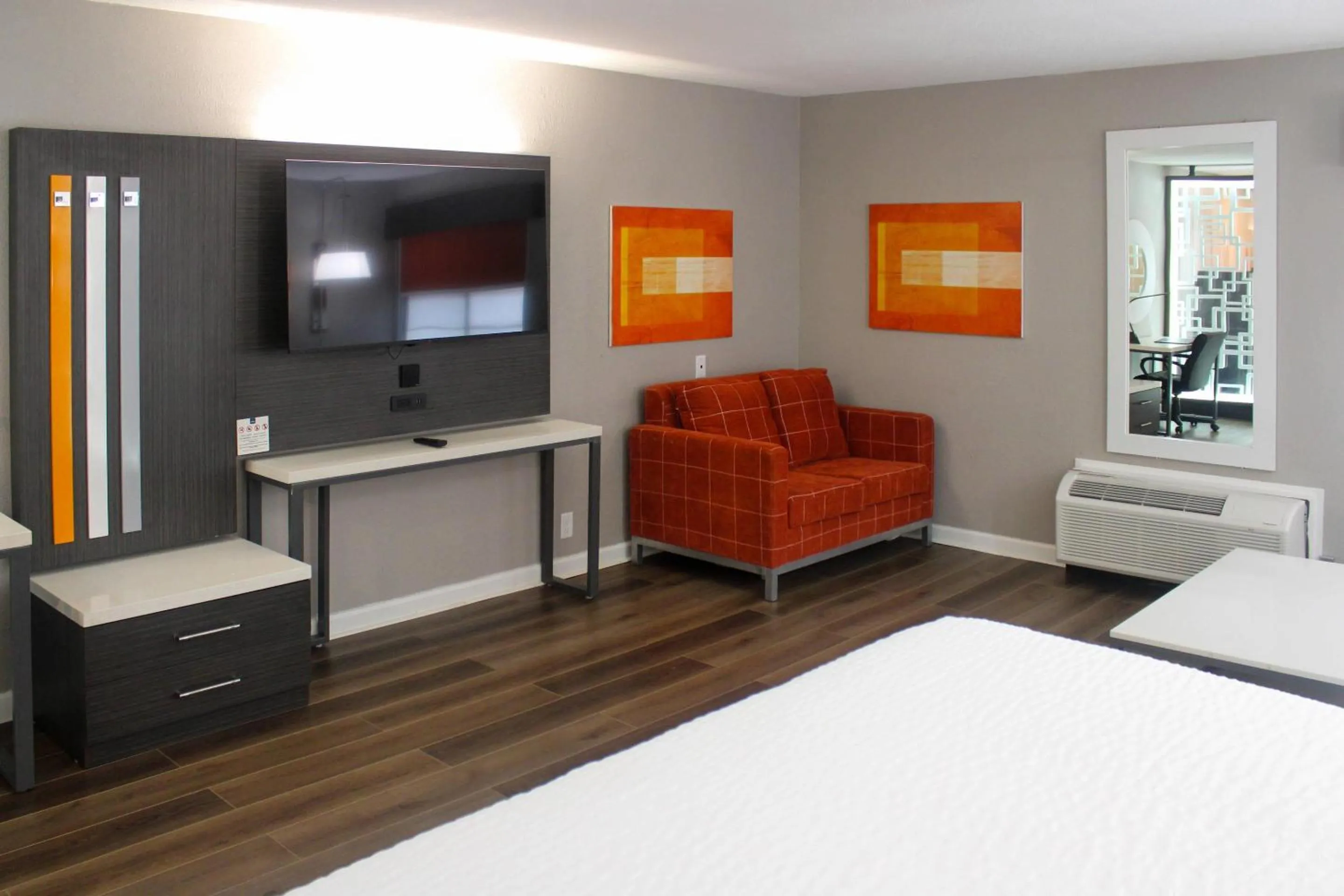 Bedroom, Bed in Clarion Pointe Marshall