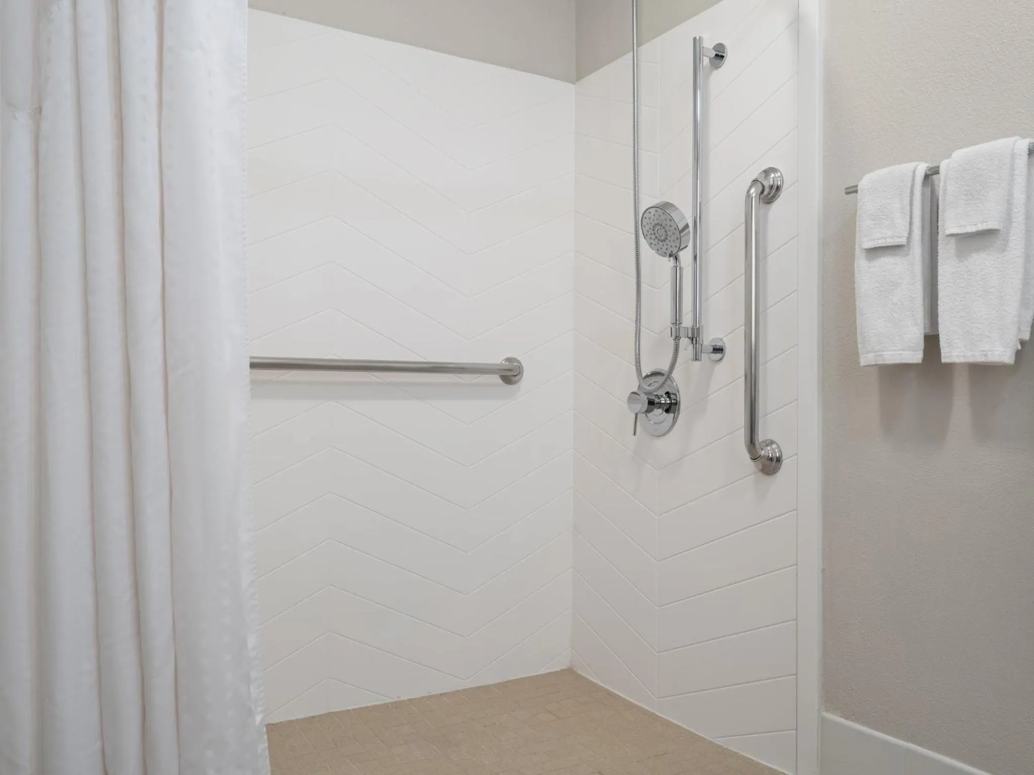 Photo of the whole room in Holiday Inn Portsmouth Downtown by IHG