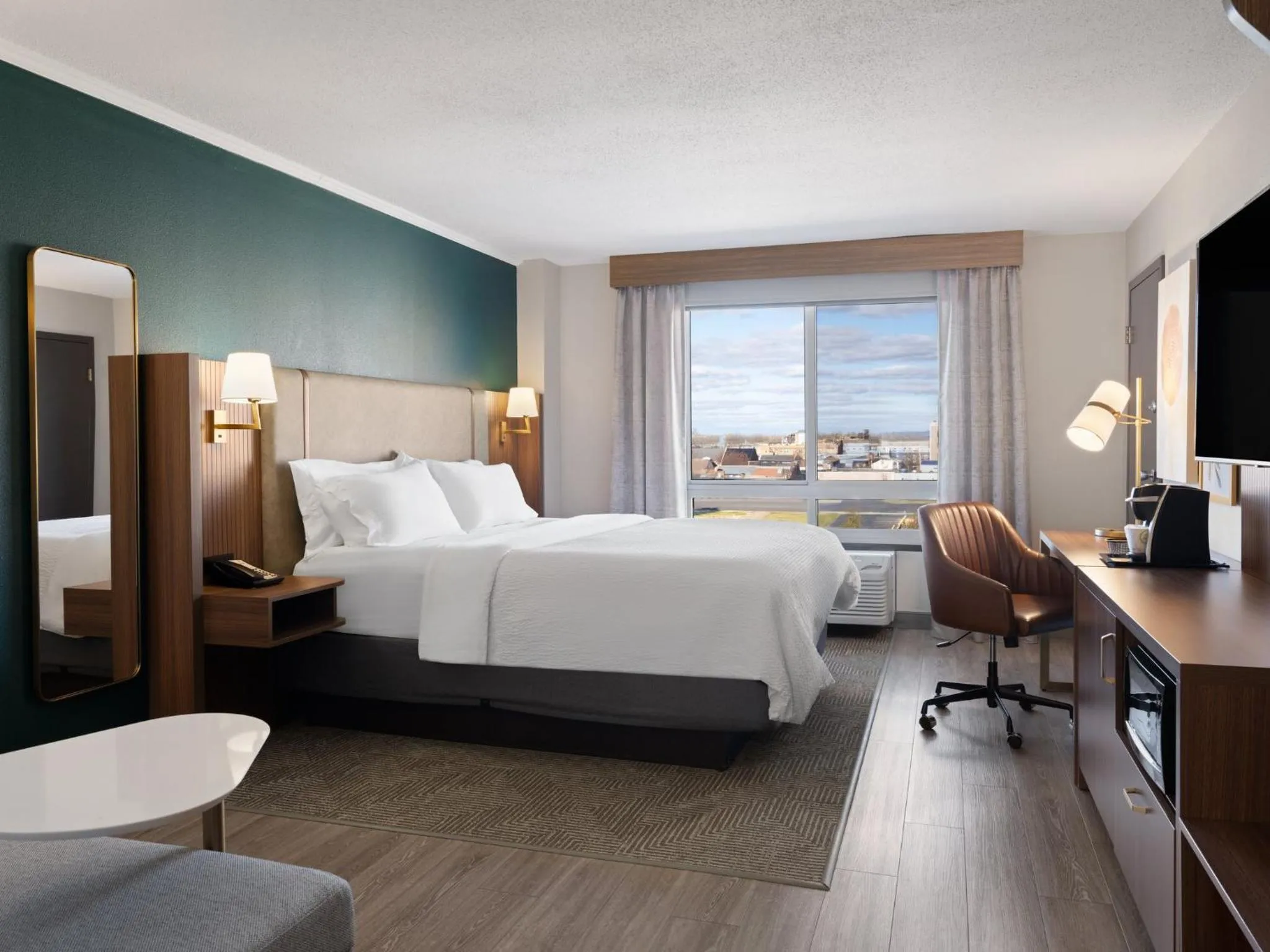 Photo of the whole room, Bed in Holiday Inn Portsmouth Downtown by IHG