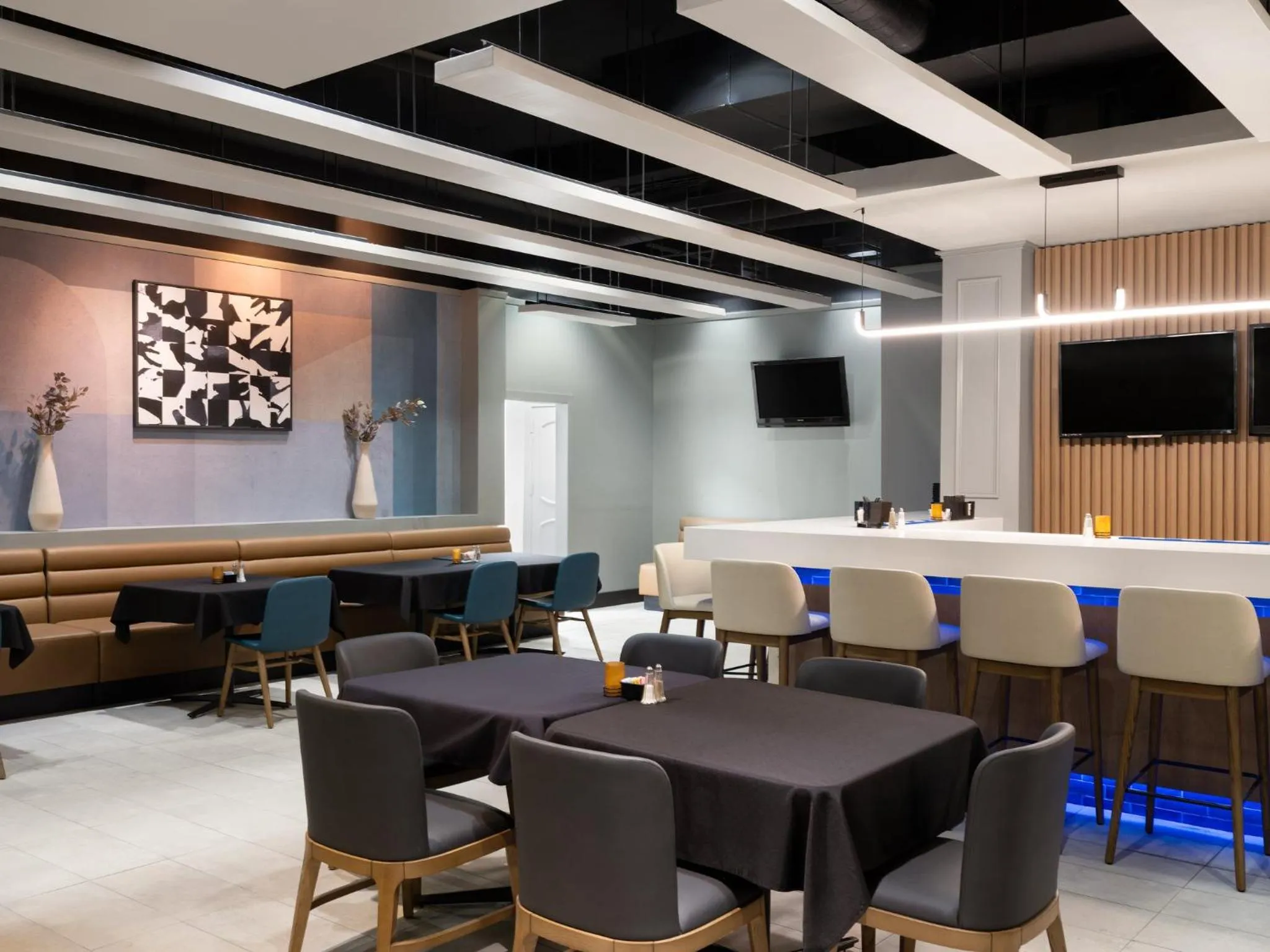 Lounge or bar in Holiday Inn Portsmouth Downtown by IHG