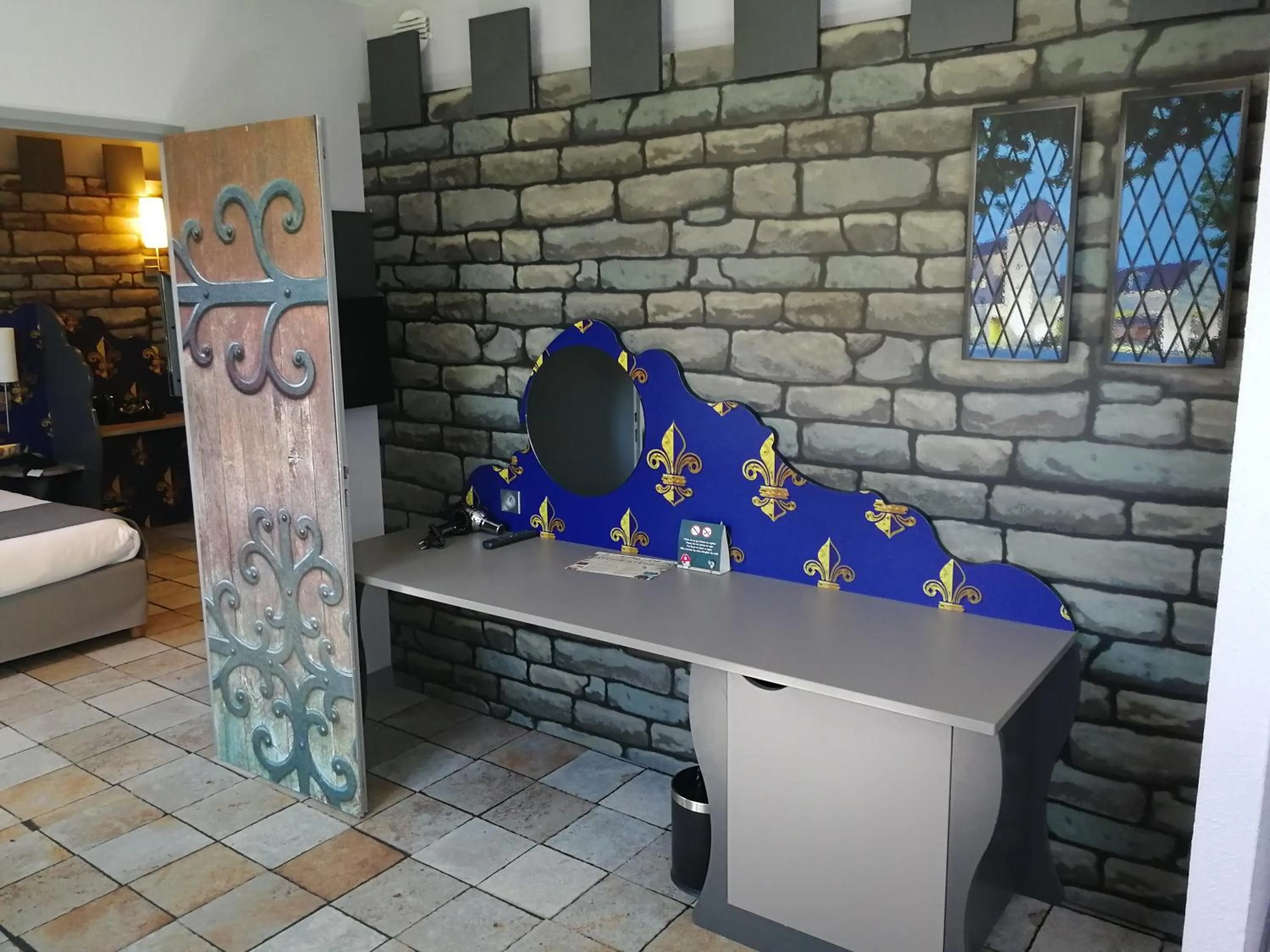 Seating area in Explorers Hotel Marne-la-Vallée