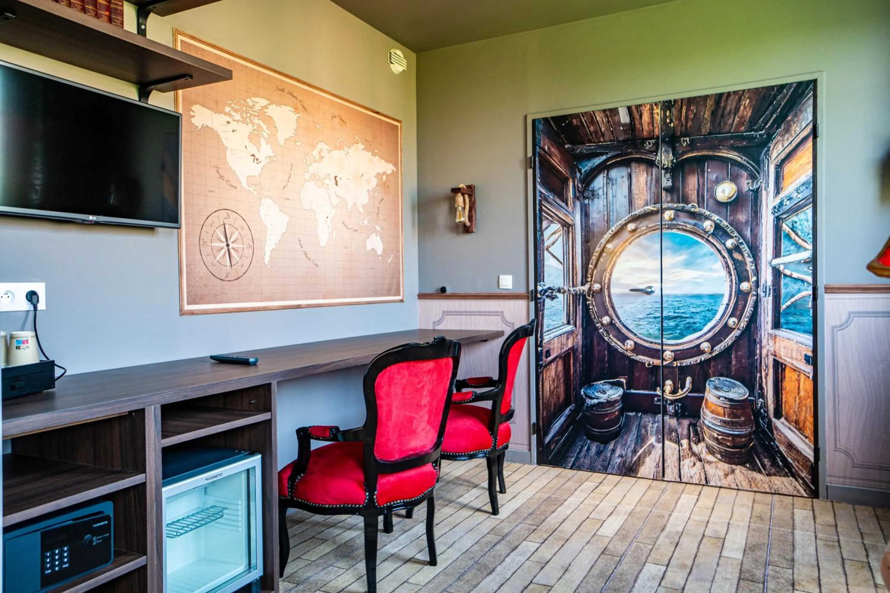 Seating area in Explorers Hotel Marne-la-Vallée