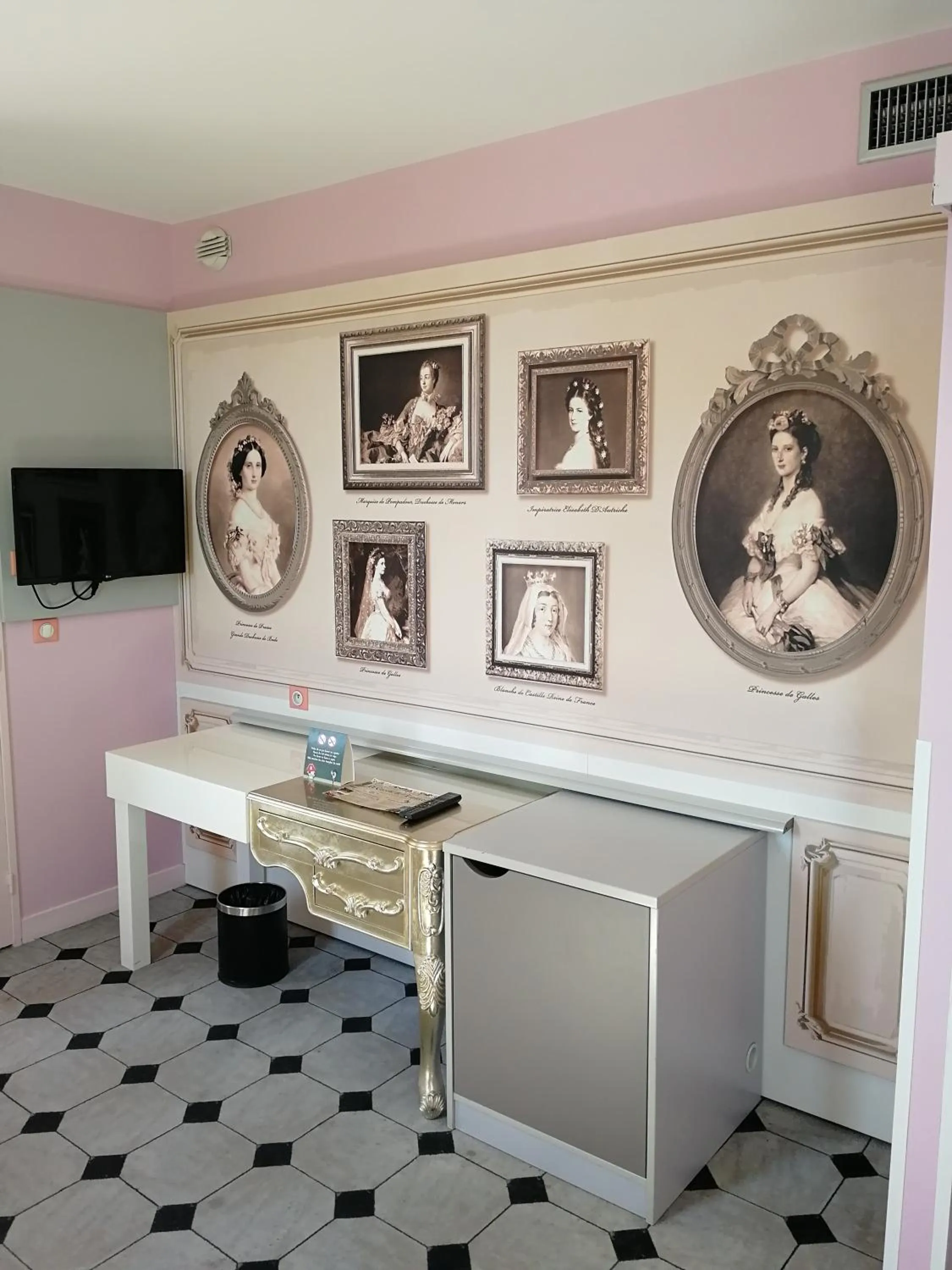 Seating area in Explorers Hotel Marne-la-Vallée