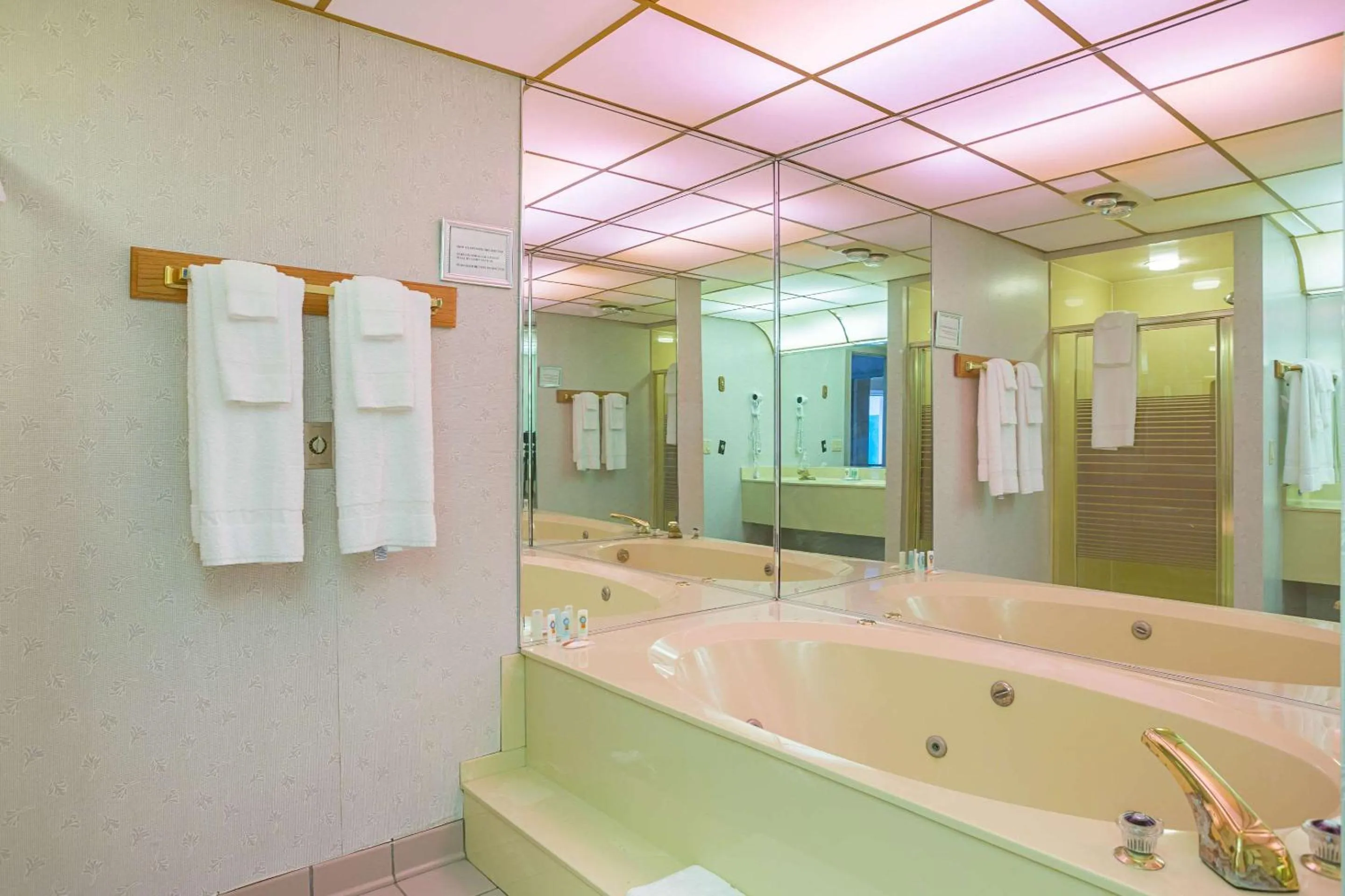 Photo of the whole room in Quality Inn Hurricane Mills I-40