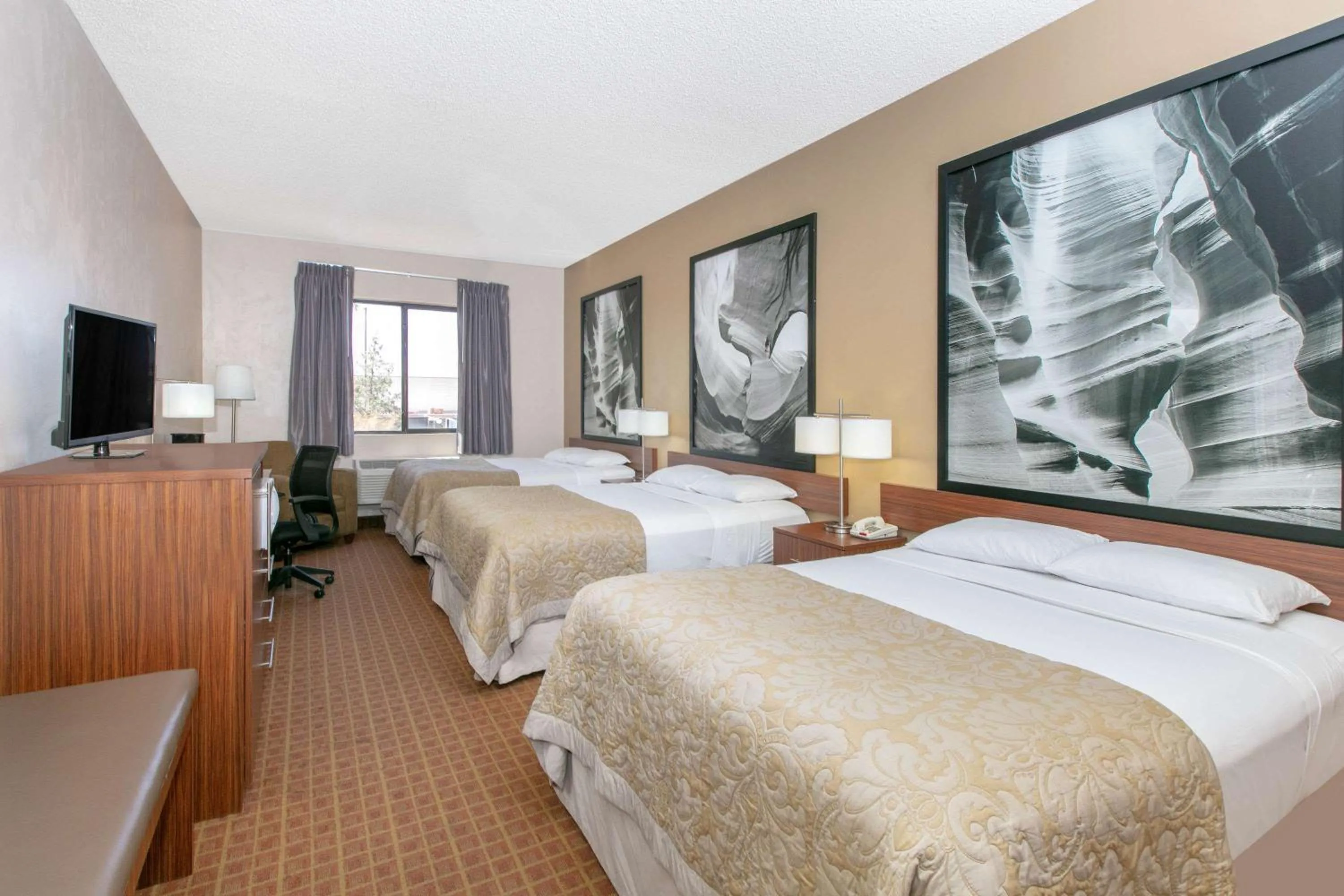 Photo of the whole room, Bed in Super 8 by Wyndham Page/Lake Powell