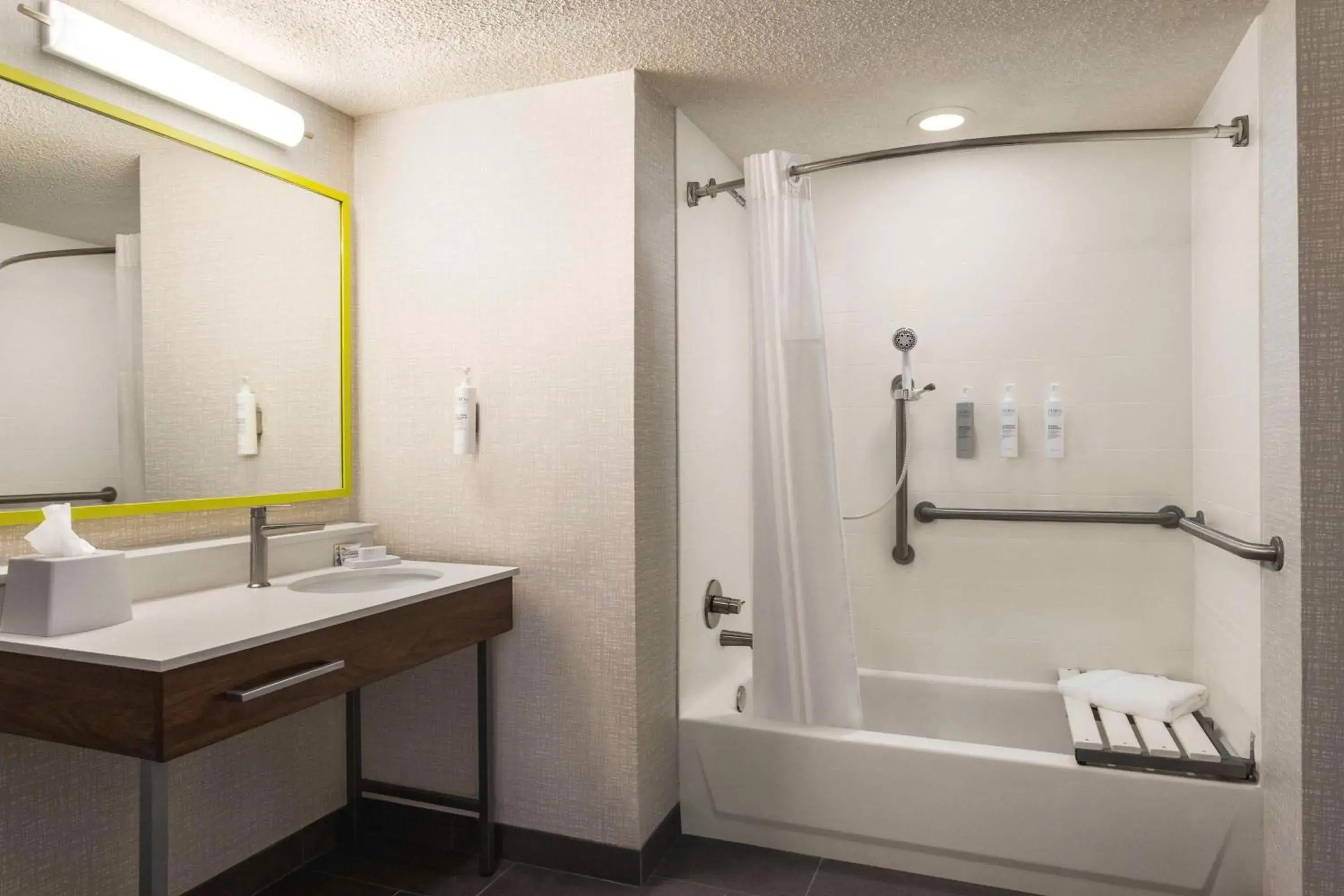 King Room with Bath Tub - Mobility/Hearing Accessible - Non-Smoking in Hampton Inn & Suites Springfield King Room with Bath Tub - Mobility/Hearing Accessible - Non-Smoking in Hampton Inn & Suites Springfield