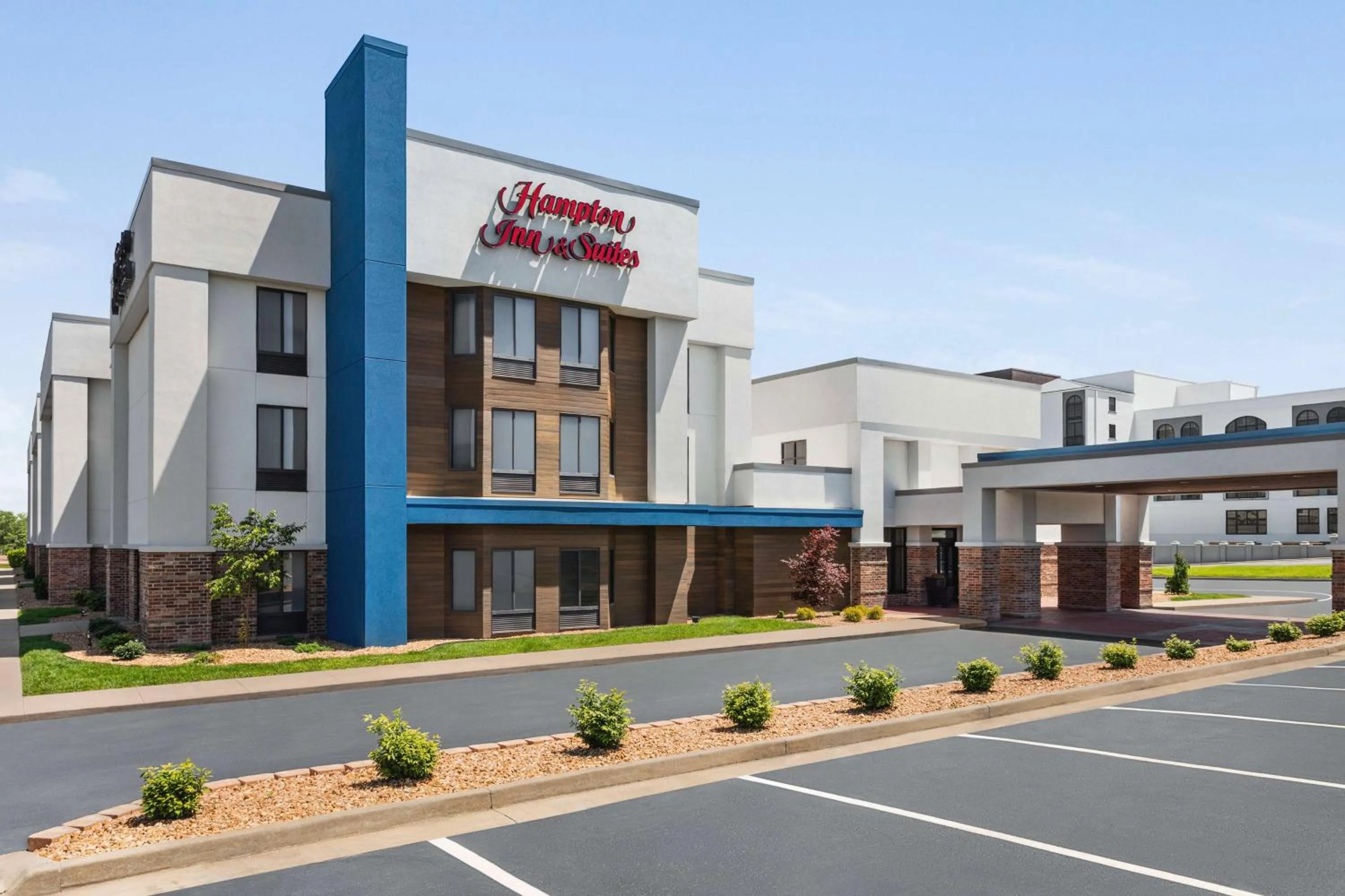 Property building in Hampton Inn & Suites Springfield