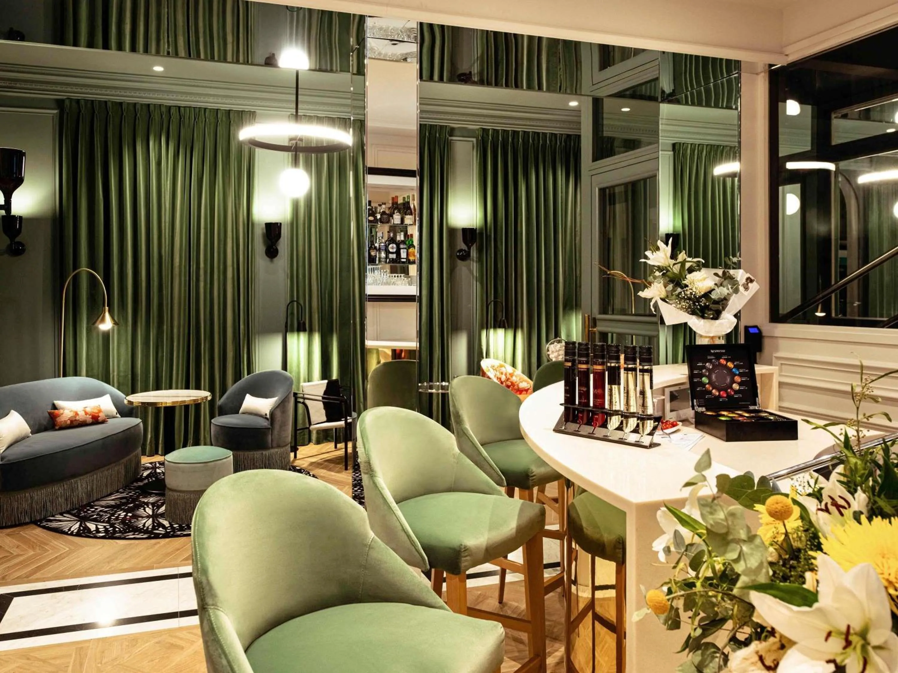 Lounge or bar in Mercure Paris Gare De Lyon Opera Bastille